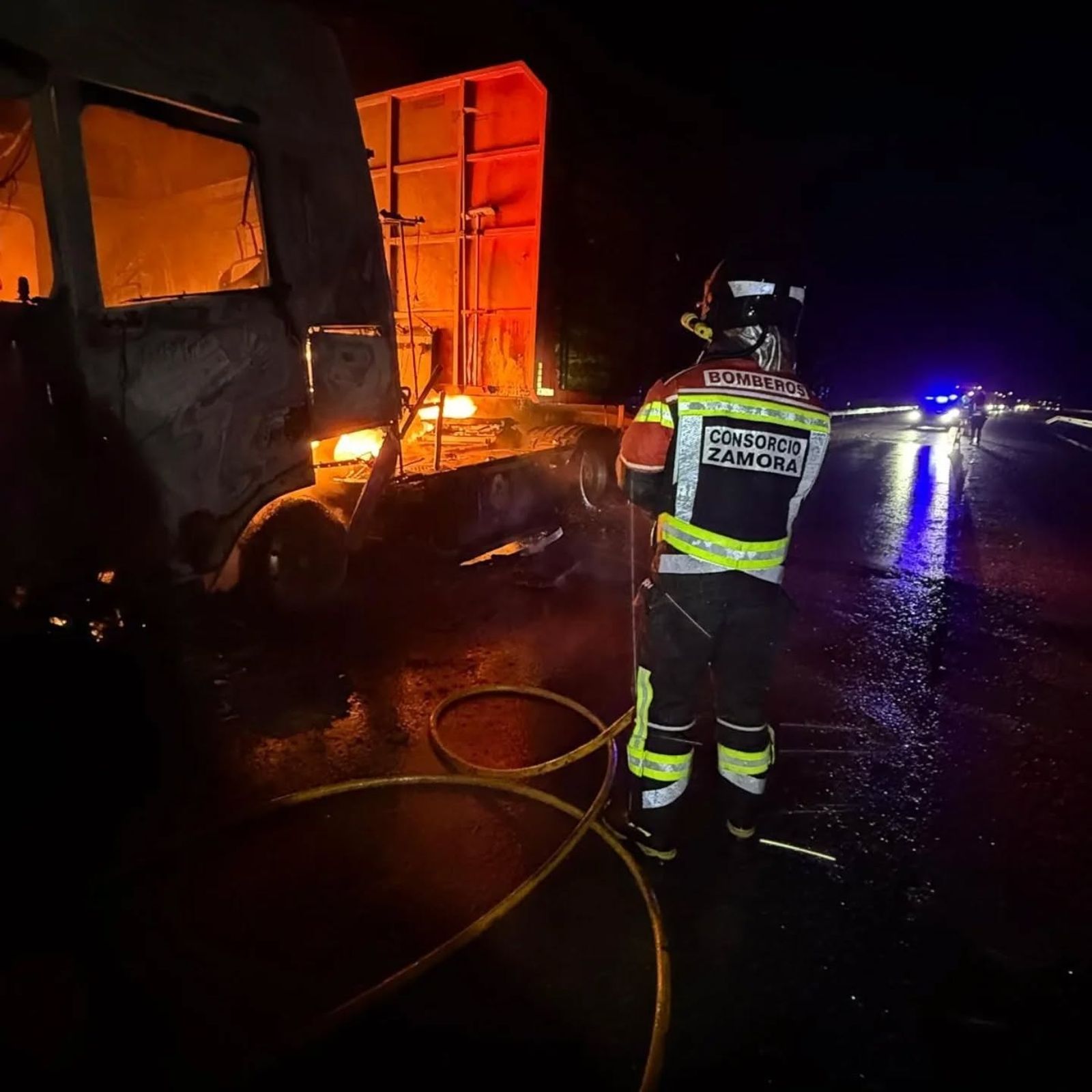 GALERÍA | Arde un camión en la A-52 en Zamora