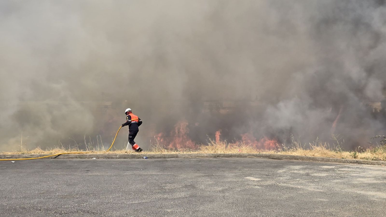 Los bomberos sofocan un gran incendio en el Polígono Industrial de Los Montalvos