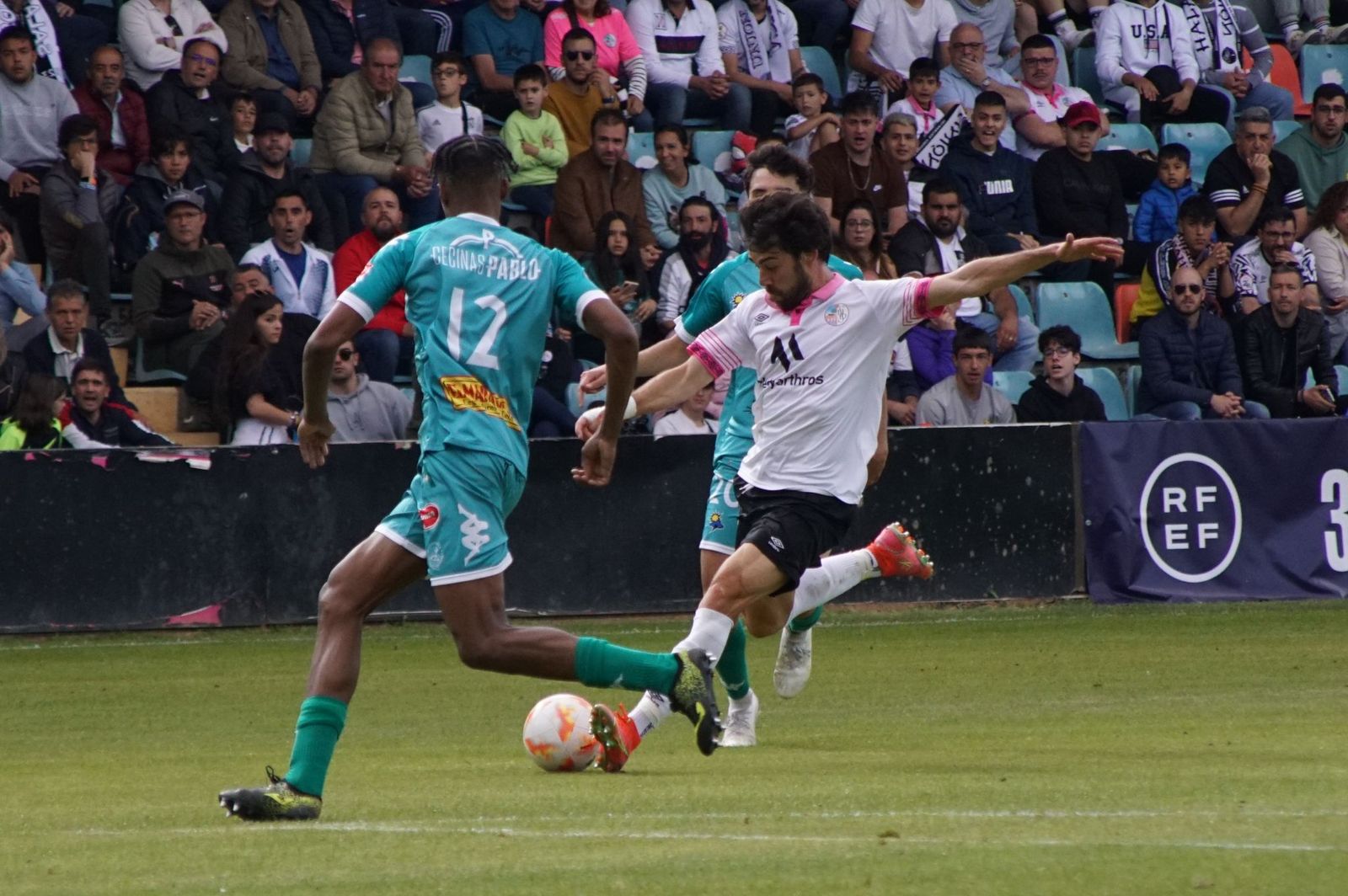 Javi Navas dispara ante el Atlético Astorga | FOTO JUANES Javi Navas dispara ante el Atlético Astorga | FOTO JUANES