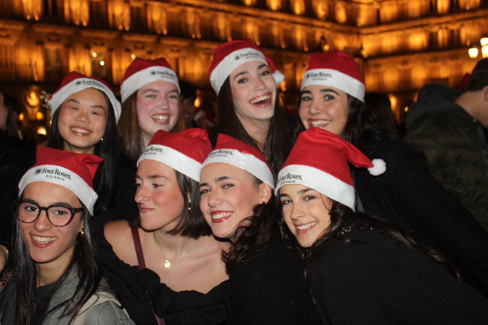 Miles de personas disfrutan de las campanadas y la fiesta del Fin de Año Universitario