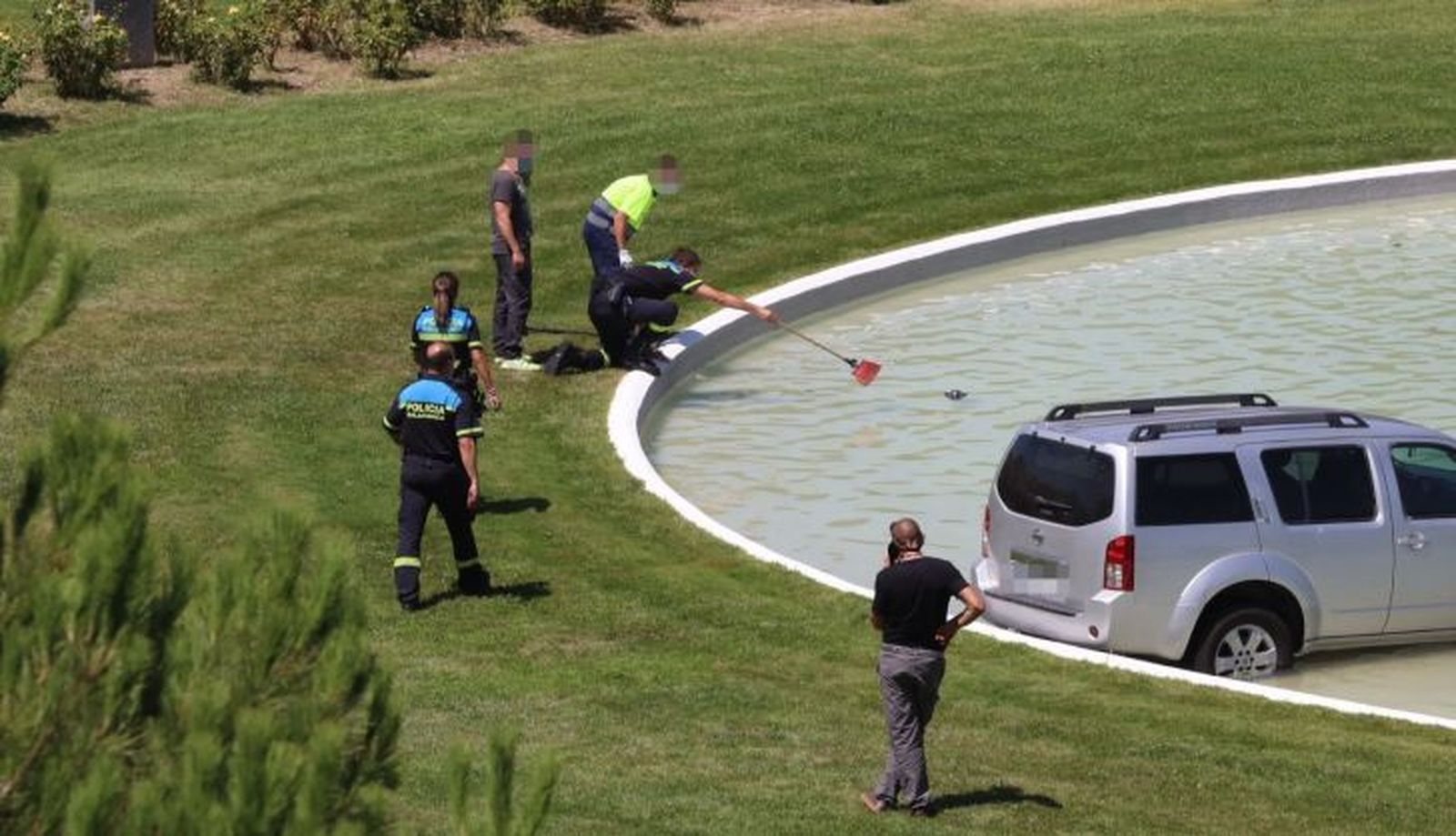Un coche acaba en la fuente de la Glorieta de Vettones y Vacceos (1)