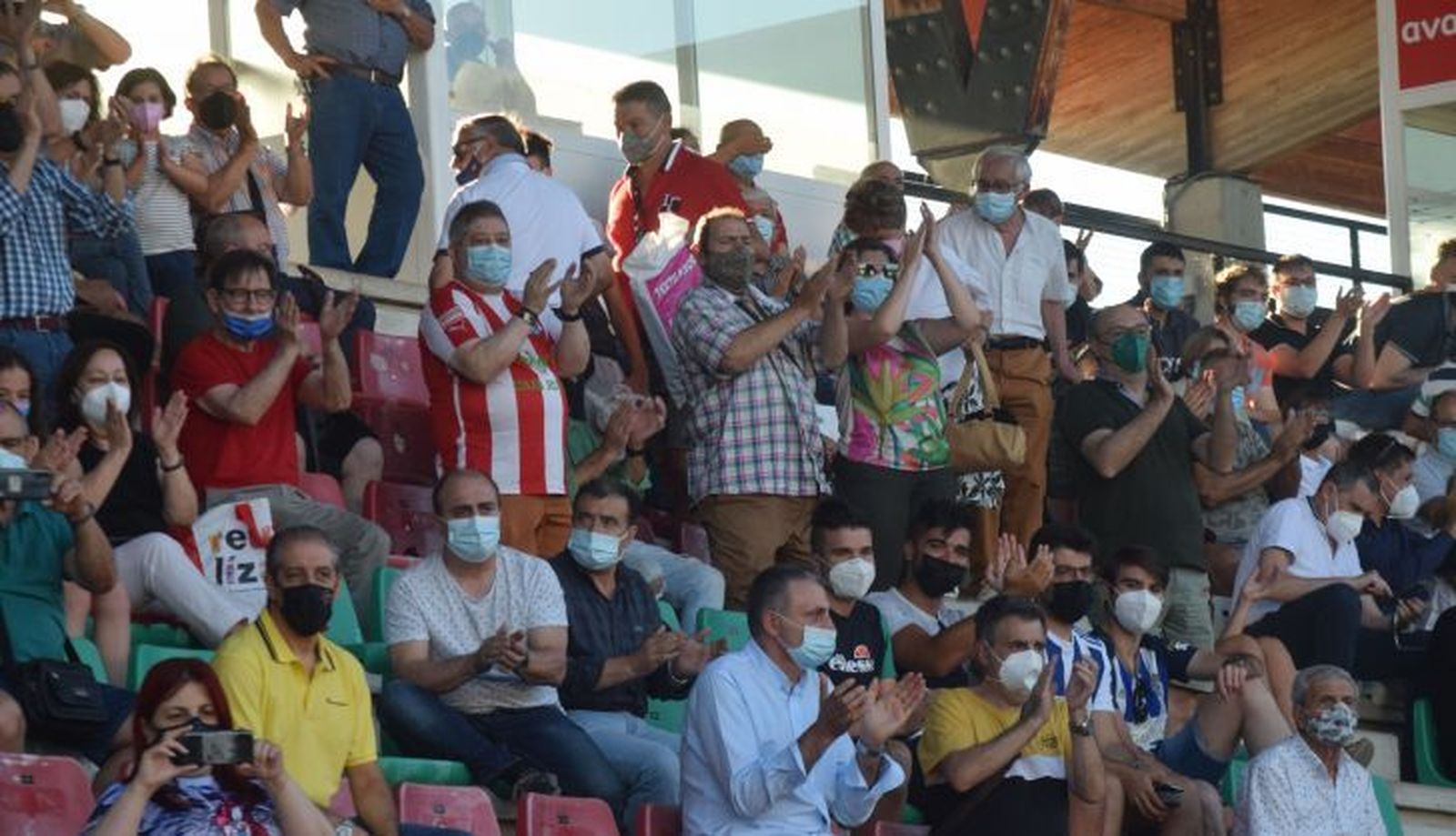 La afición del Zamora aplaude en el Ruta de la Plata