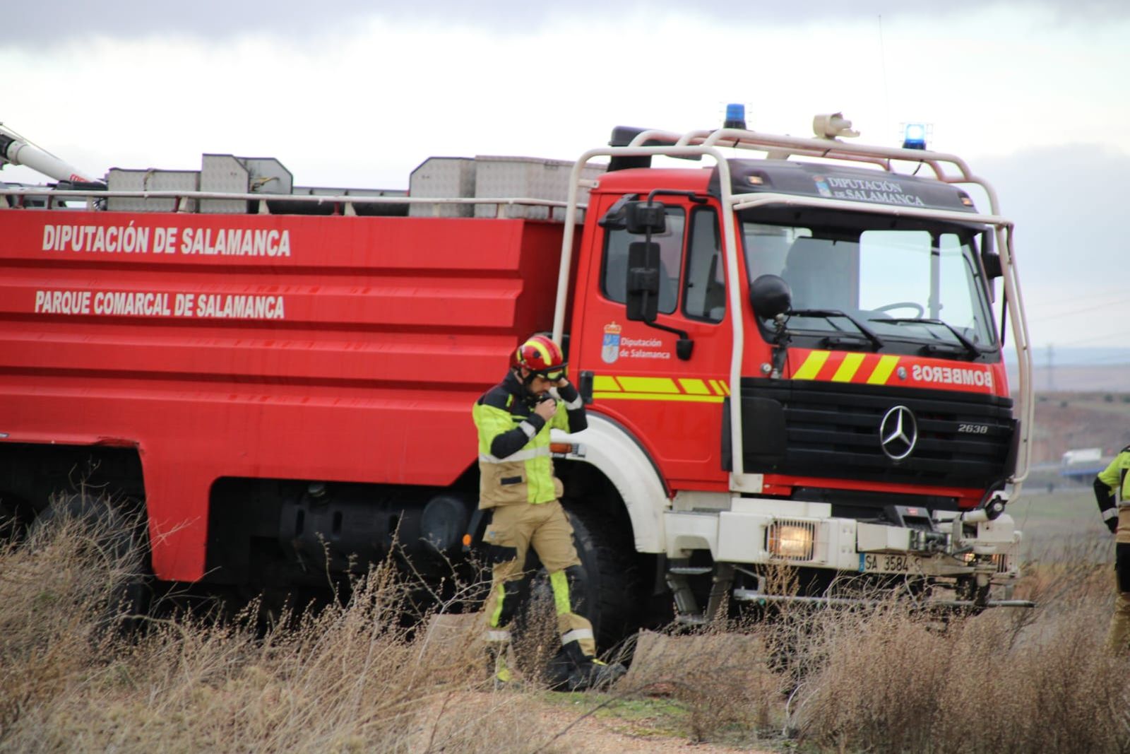Un incendio en el poblado de Vistahermosa moviliza a los bomberos del Ayuntamiento y de la Diputación. Foto de archivo
