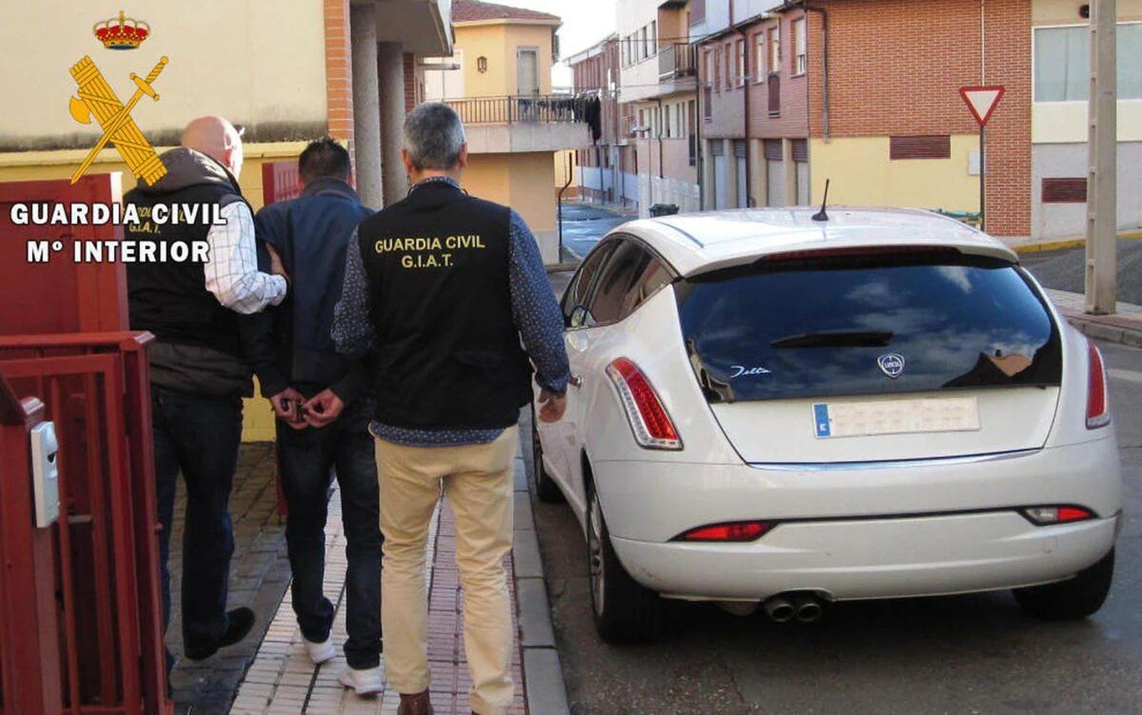 Imagen de la detención de F. A. V. en 2016 en la vivienda situada en la calle Fuentes de San Cristóbal de la Cuesta Imagen de la detención de F. A. V. en 2016 en la vivienda situada en la calle Fuentes de San Cristóbal de la Cuesta