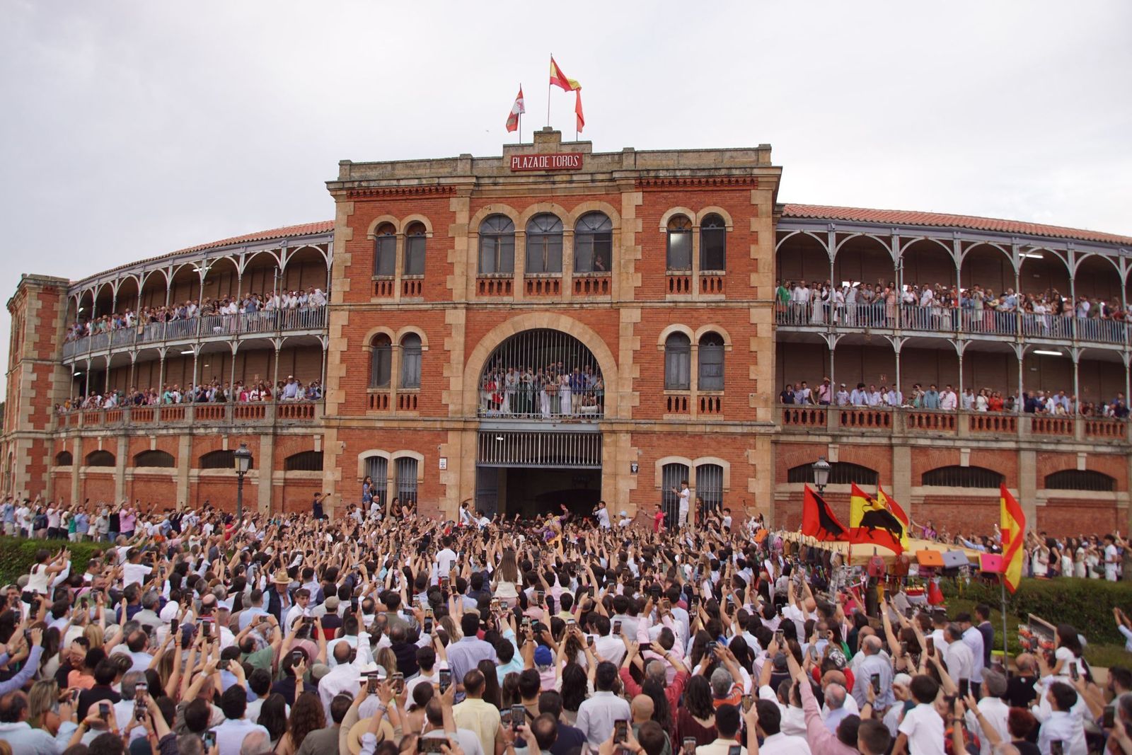 ambiente-en-los-tendidos-para-ver-el-mano-a-mano-de-morante-y-marco-perez-en-la-glorieta-por-san-juan-de-sahagun-5