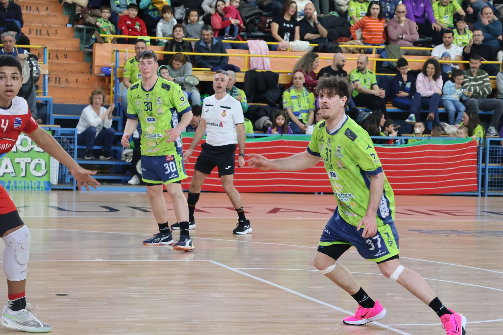 GALERÍA | Revive el apasionante duelo entre el Balonmano Zamora y el Ciudad de Santander