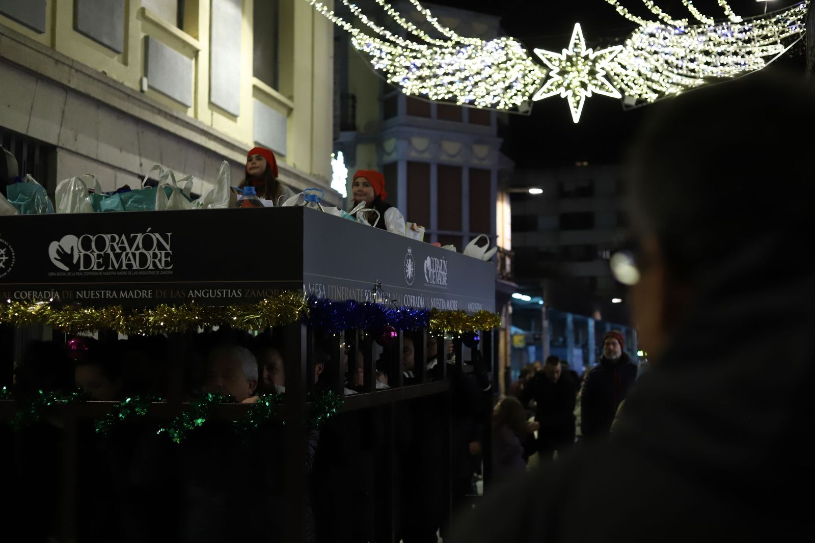GALERÍA | La Cofradía de Nuestra Madre saca a las calles la Navidad más semanasantera y solidaria