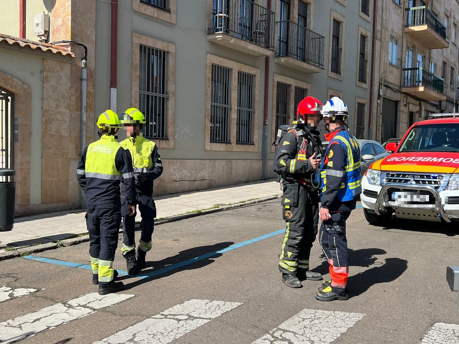 Bomberos del Ayuntamiento en la calle San Silvestre