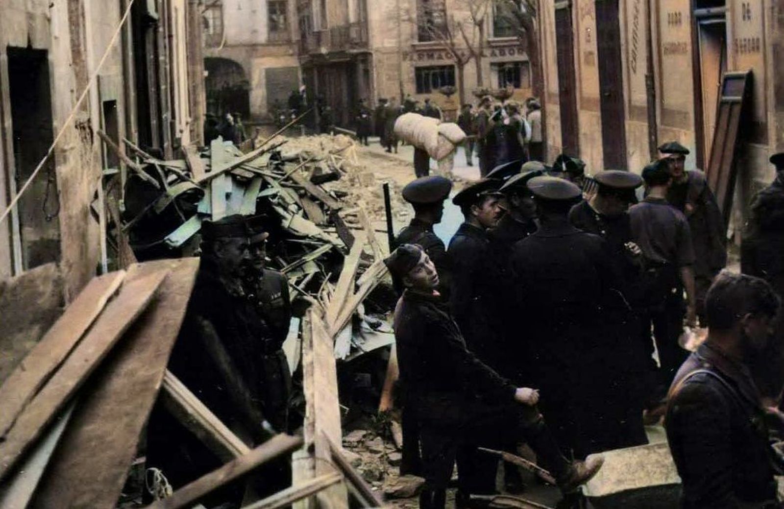 Una imagen coloreada de los efectos del bombardeo del 21 de enero de 1938 en la calle Concejo. | FOTO: SALAMANCA EN COLOR (@salamancacolor)