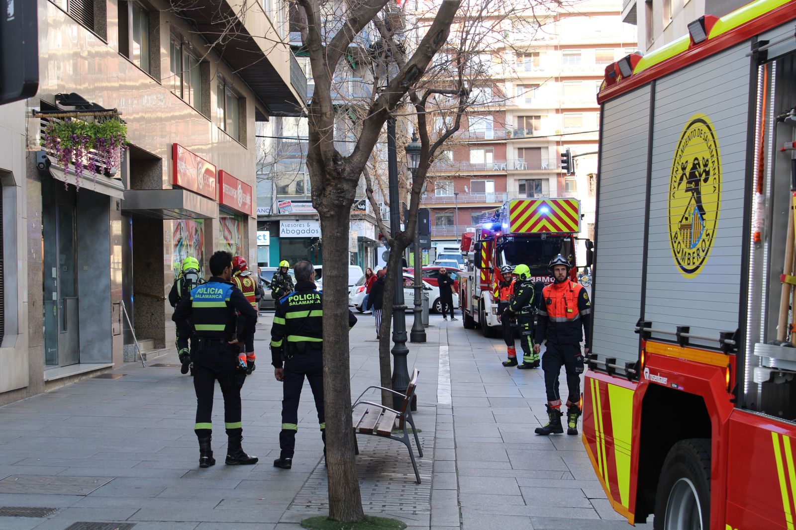 bomberos-y-policia-local-en-la-calle-bientocadas-por-olor-a-gas-11
