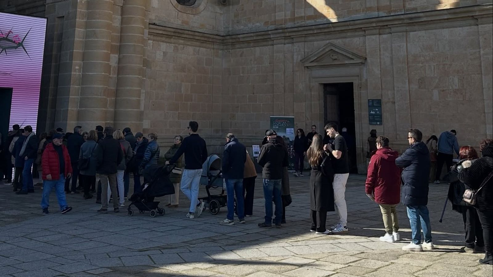 Personas haciendo cola para acceder al interior de la Catedral con motivo de las Edades del Hombre