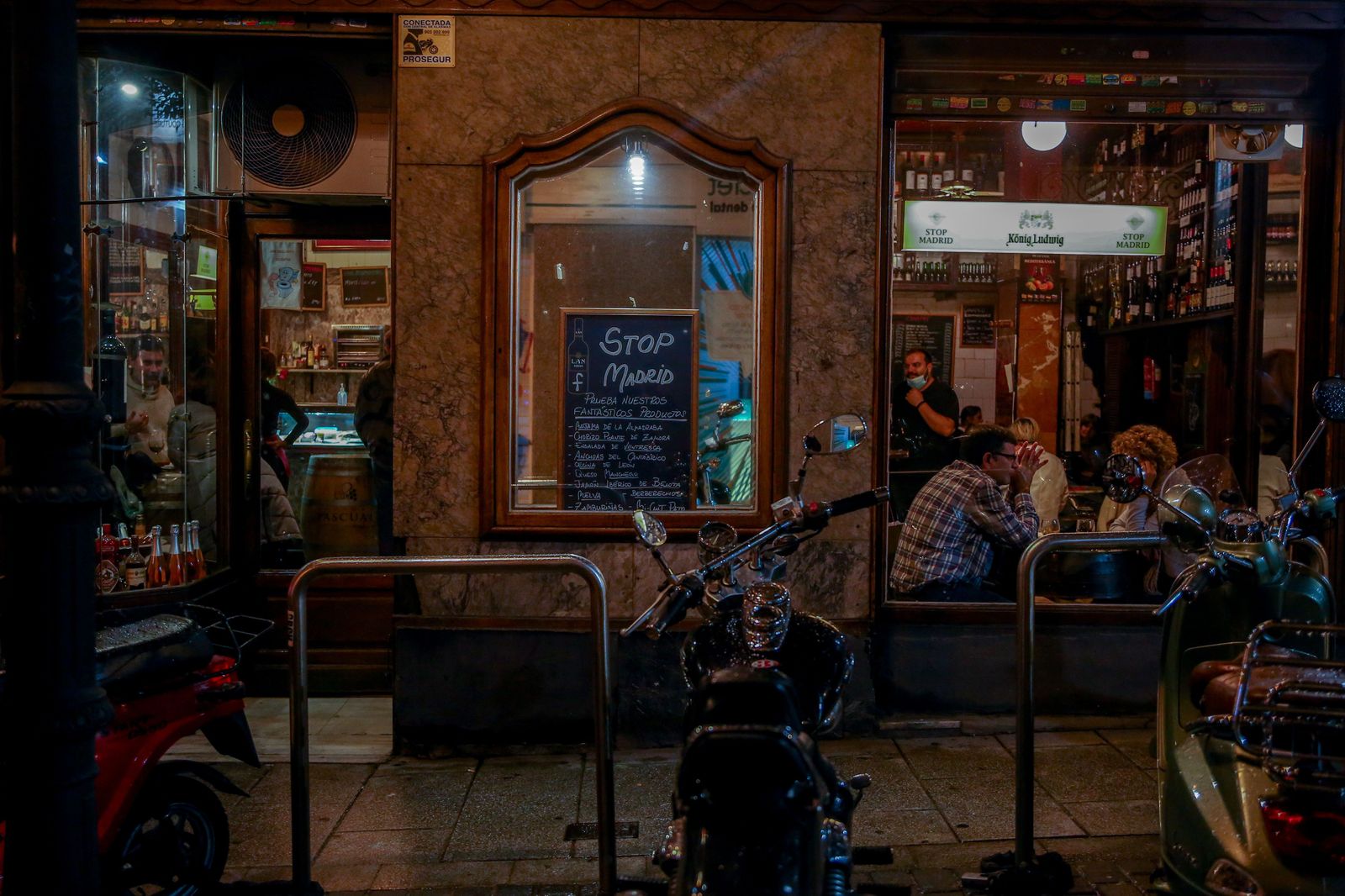 Comensales disfrutan en un establecimiento abierto de Chueca, un día antes del fin del estado de alarma, en Madrid (España), a 23 de octubre de 2020.