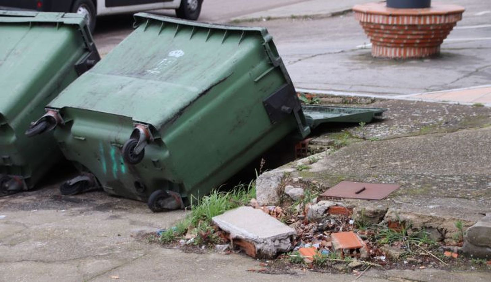Desperfectos en el polígono de Los Villares