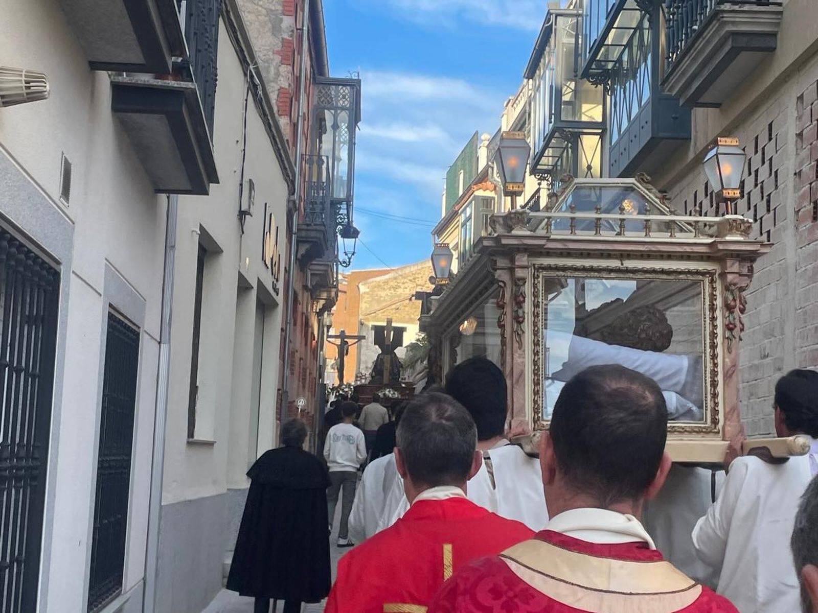 Alba de Tormes vuelve a vivir su Viernes Santo más especial con el Santo Entierro y sus trece pasos