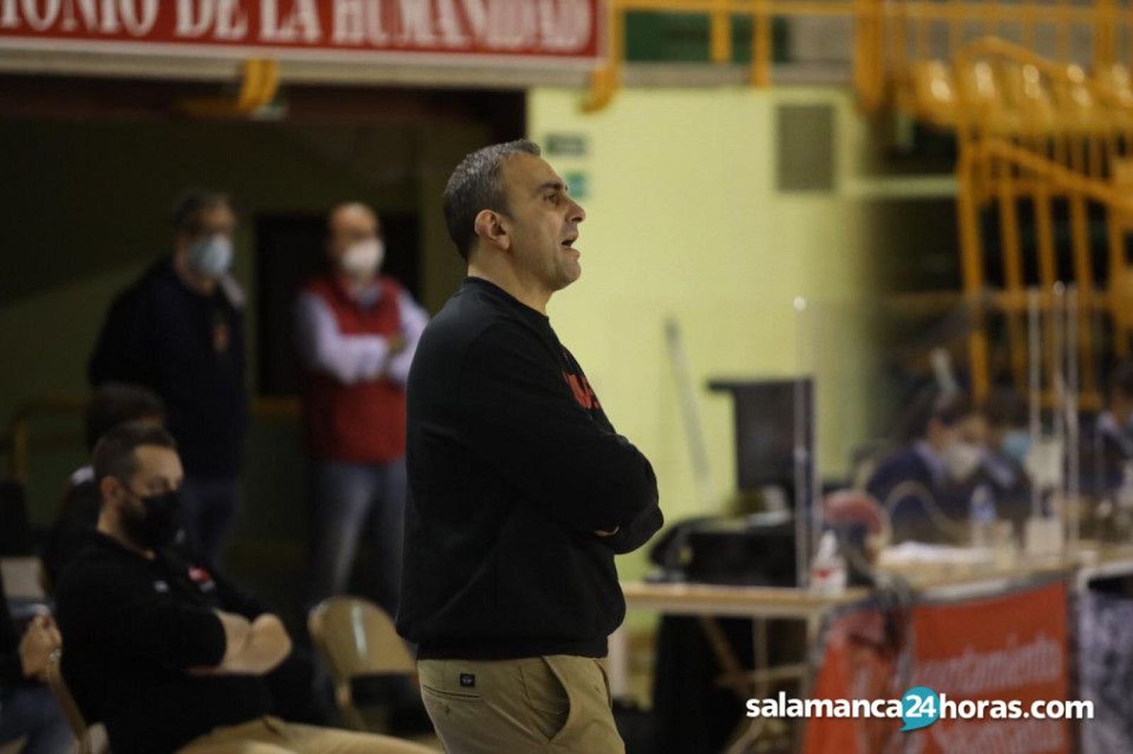 Óscar Núñez dirige un partido.