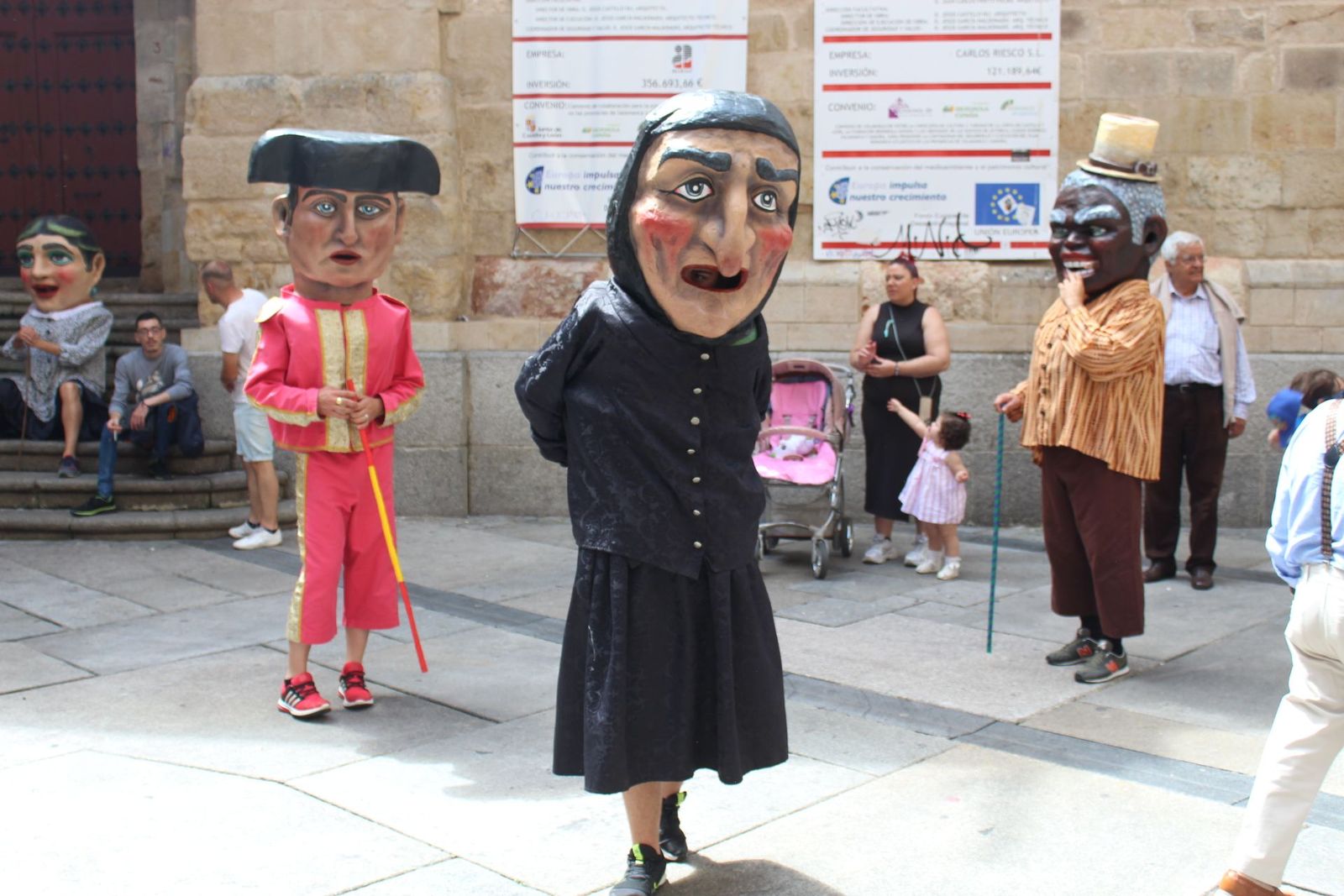Cabezudos y charangas por el centro de la ciudad