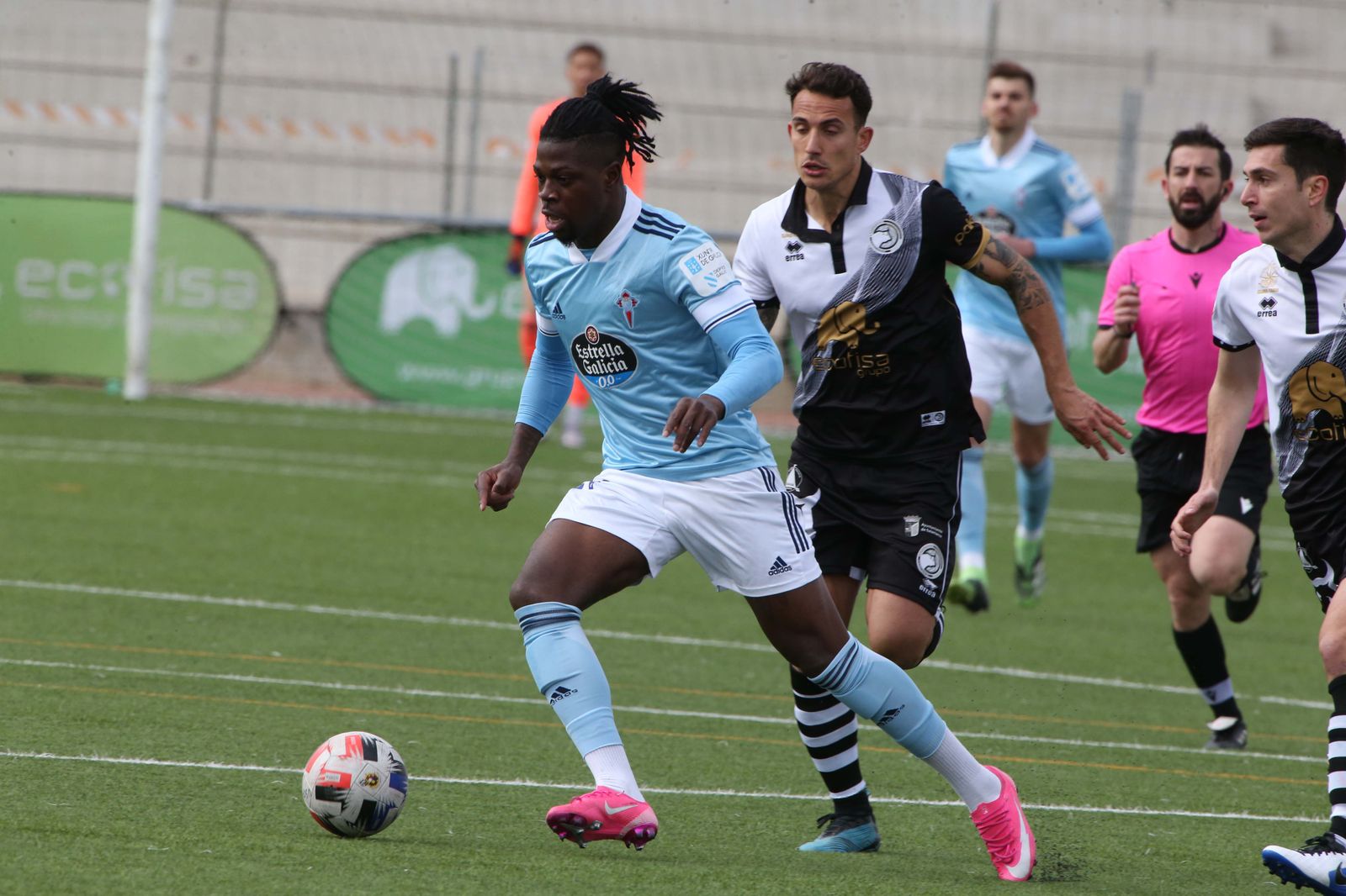 Acosta y Nespral persiguen a un jugador celeste.