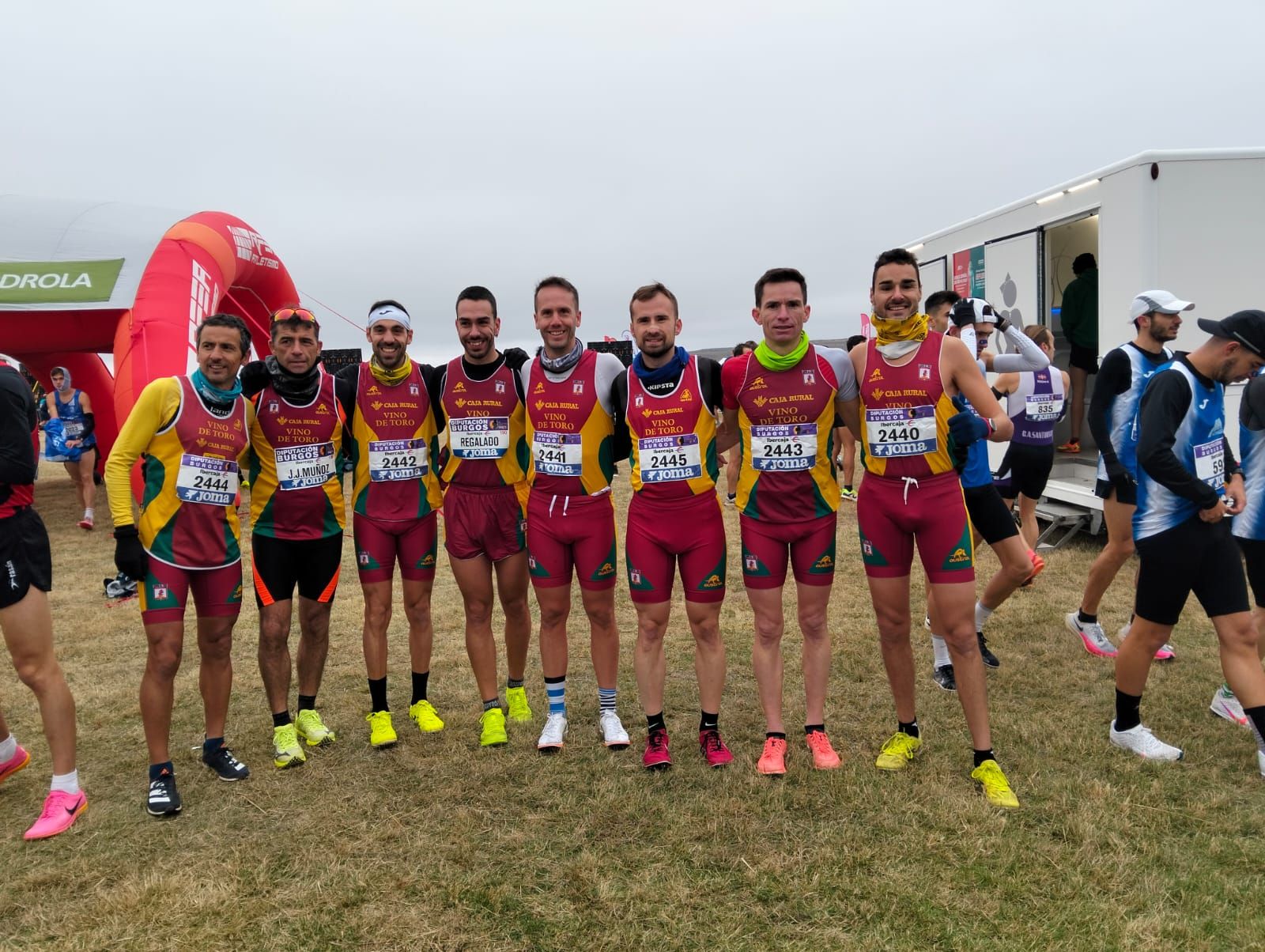 Equipo Absoluto del Vino Toro Caja Rural representando al club en Atapuerca