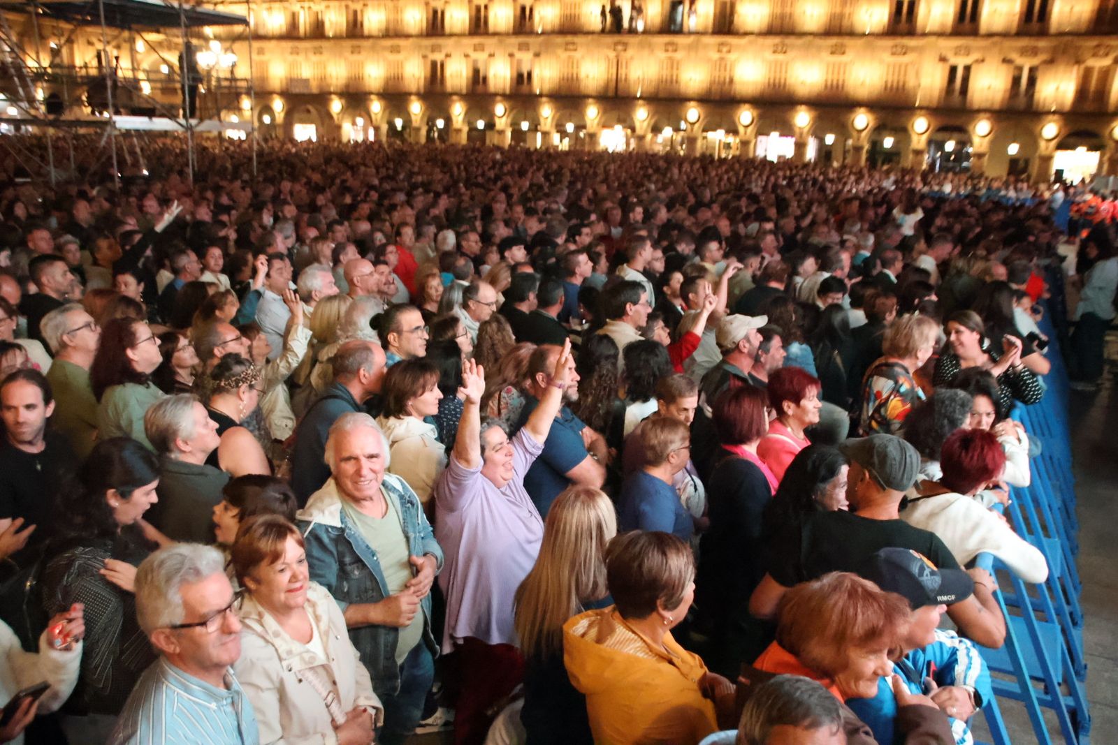 Medina Azahara hace vibrar a la Plaza Mayor de Salamanca con su eterno y emblemático rock