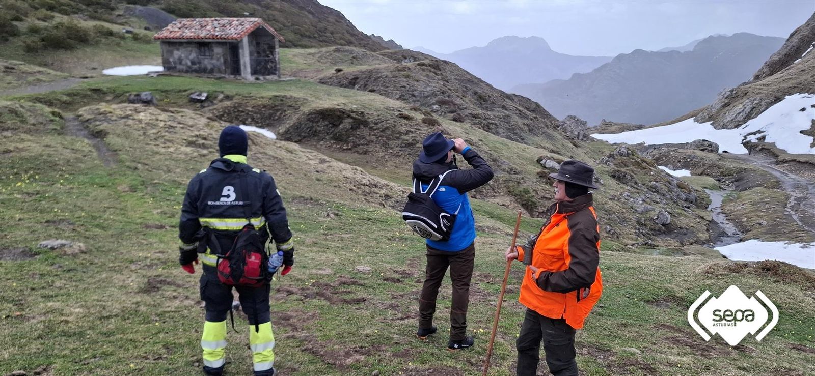 Un equipo realizando labores de búsqueda del montañero, cuyo cuerpo ha sido hallado sin vida este miércoles