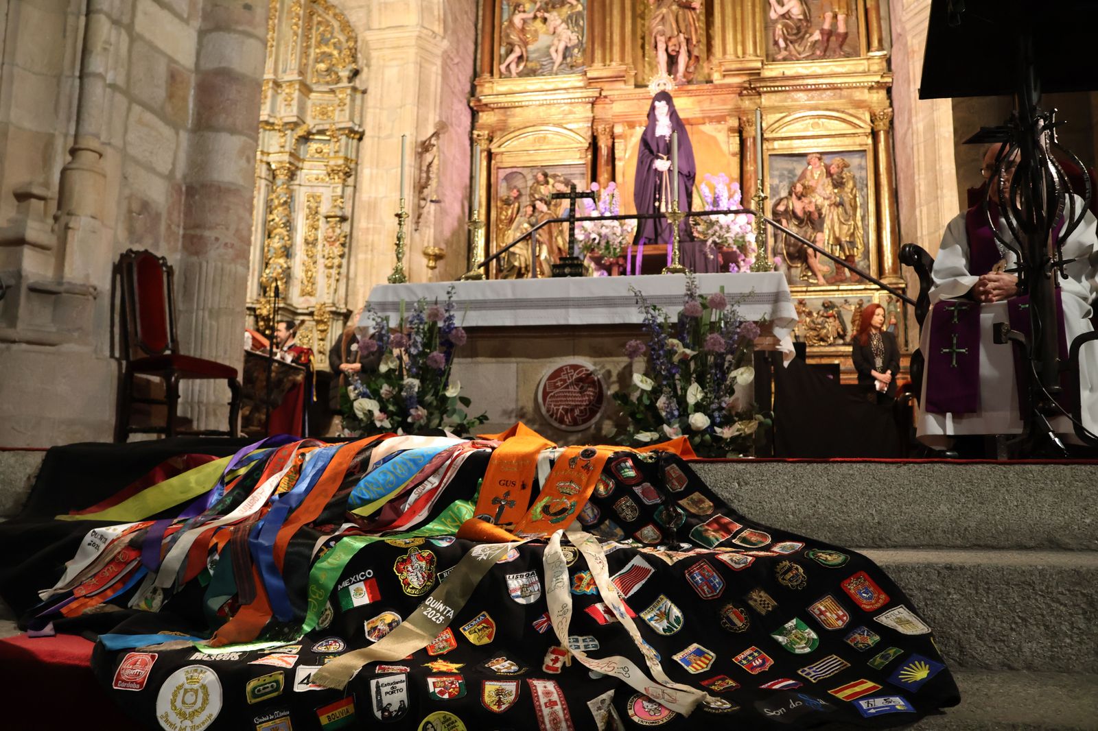 paso-de-los-ninos-ante-la-virgen-de-la-soledad-9