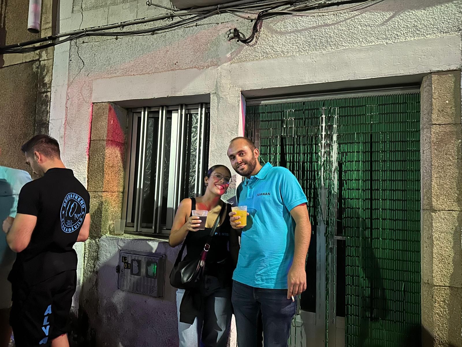 El desfile de carrozas de Aldeadávila vuelve a llenar de luz y color las calles en sus fiestas