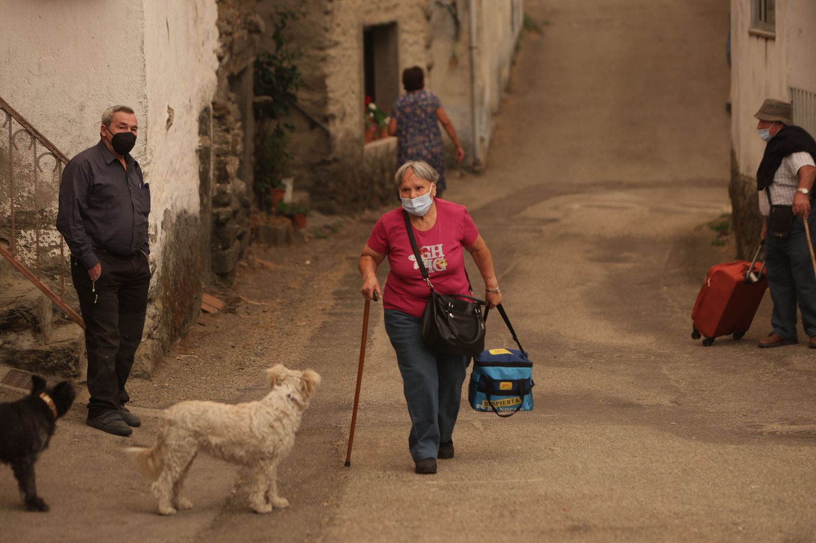 Desalojo de los vecinos de San Ciprián de Sanabria por el incendio en Porto
