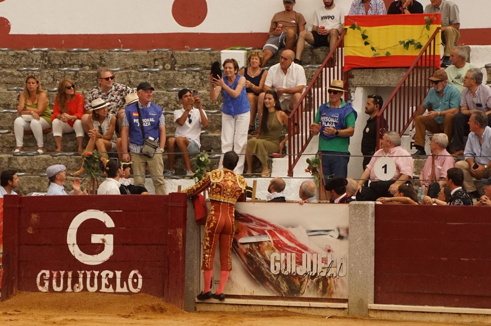 Javier Castaño se despide de Guijuelo y Damián Castaño, su hermano, e Ismael Martín salen a hombros en Guijuelo