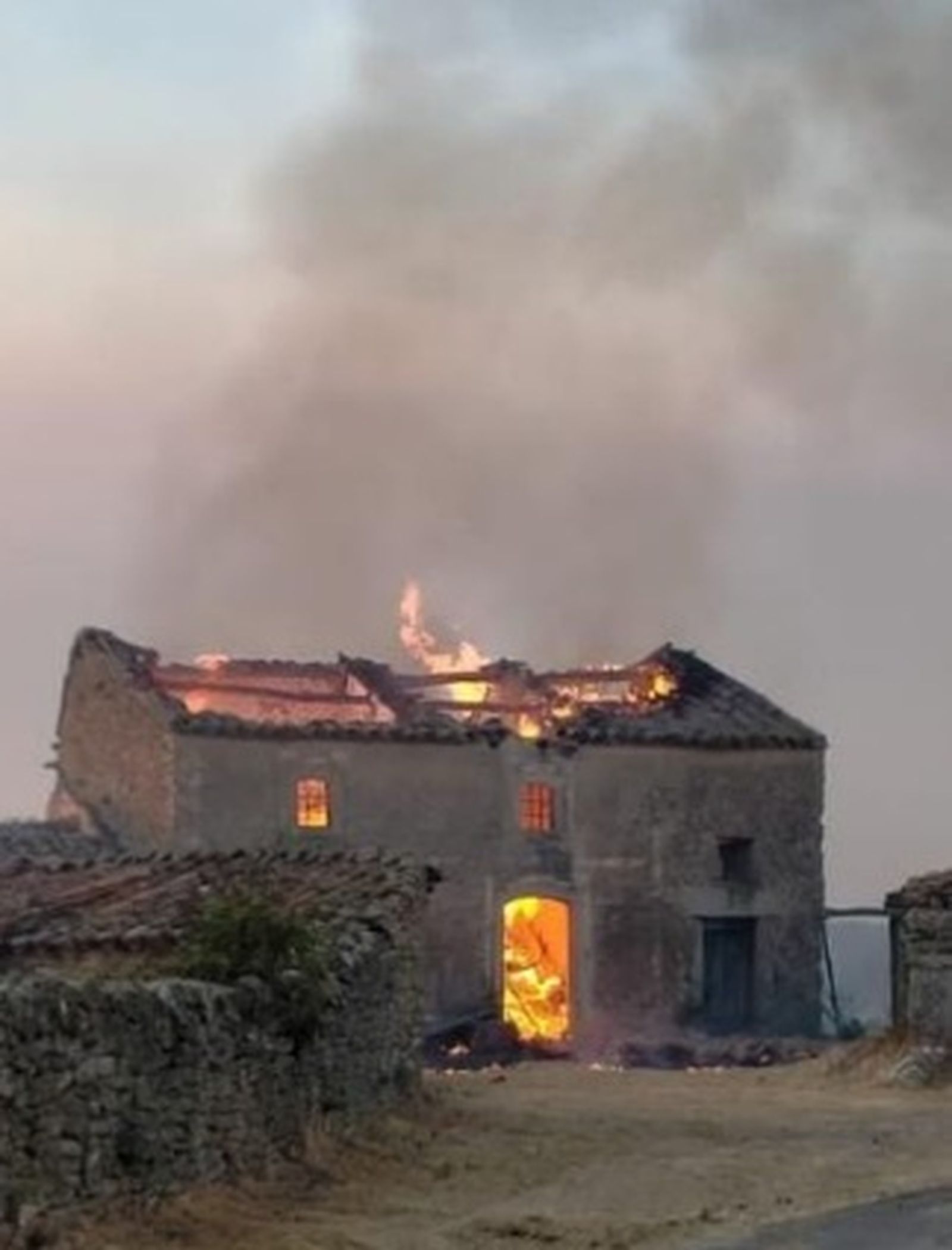 Casa deshabitada quemándose en Pedernal