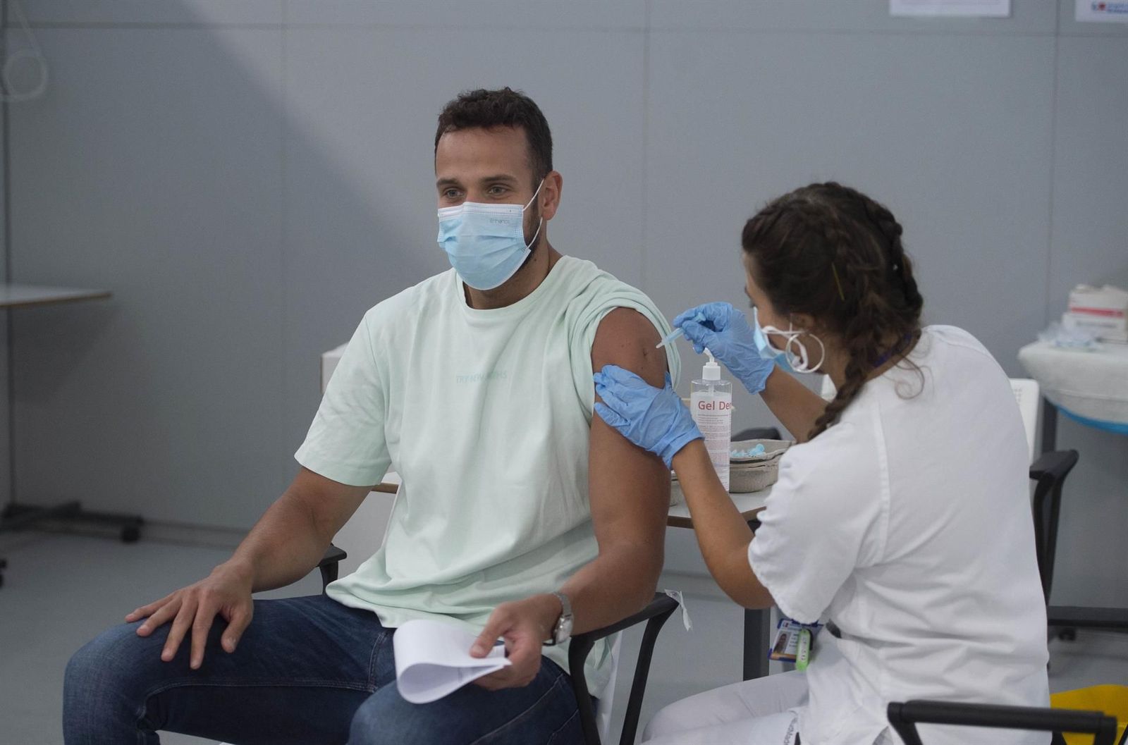 Un joven recibe la vacuna Pfizer