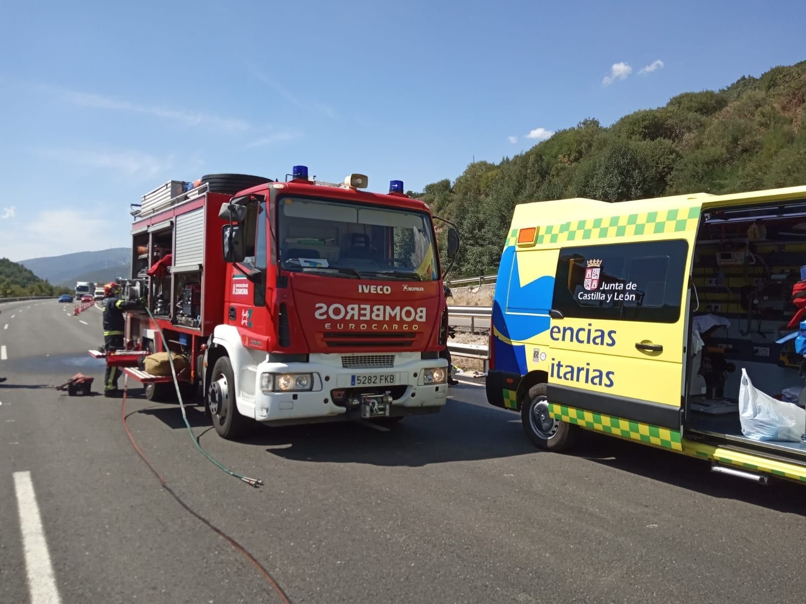 Accidente en la A-52 con ambulancia y bomberos. Archivo