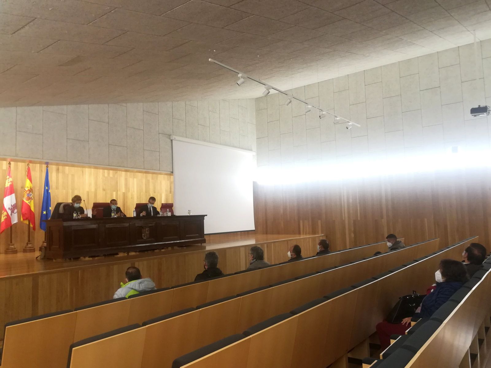 El delegado territorial de la Junta aclara dudas sobre el proceso de vacunación a un grupo de alcaldes de la provincia