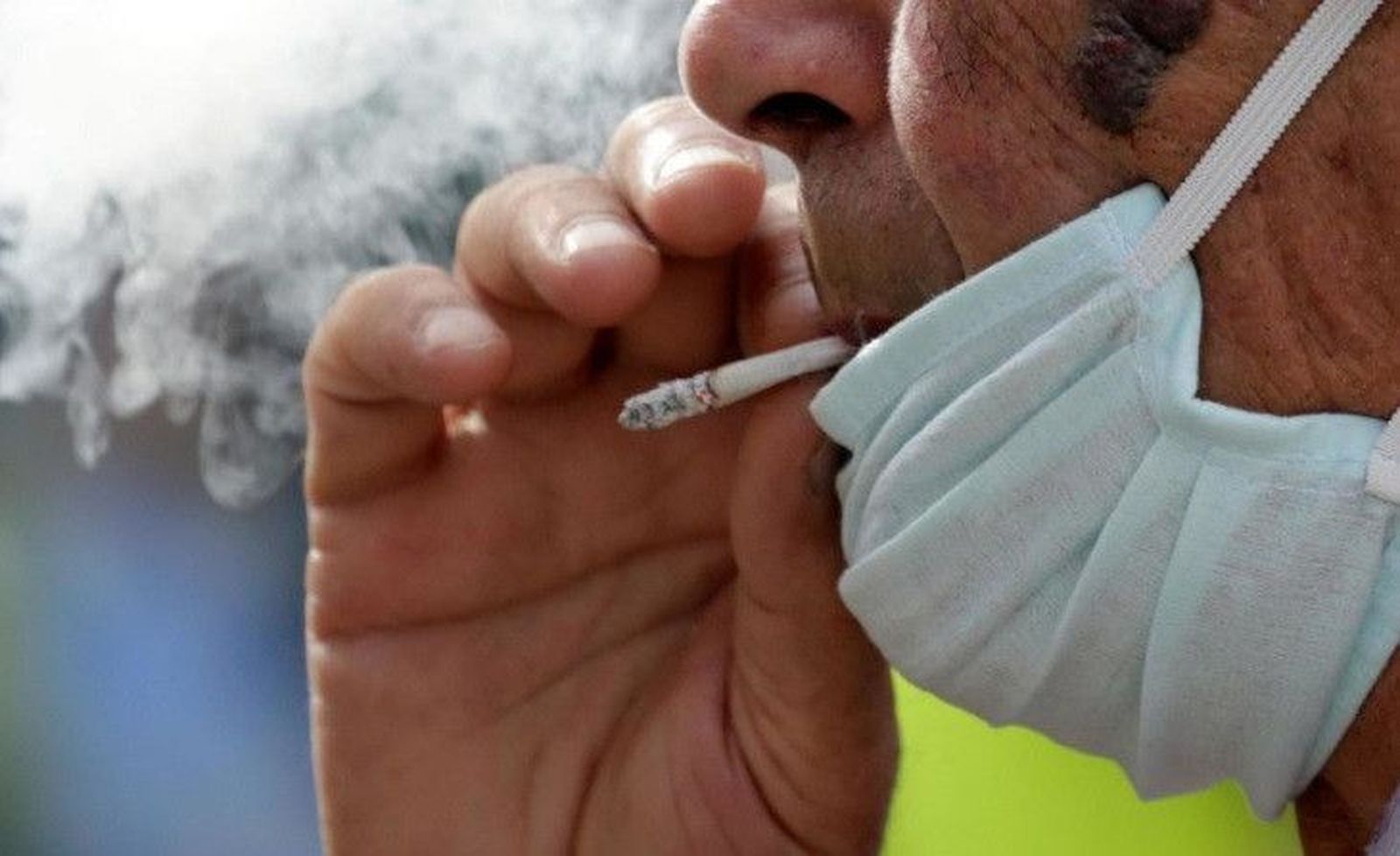 Fumando con mascarilla