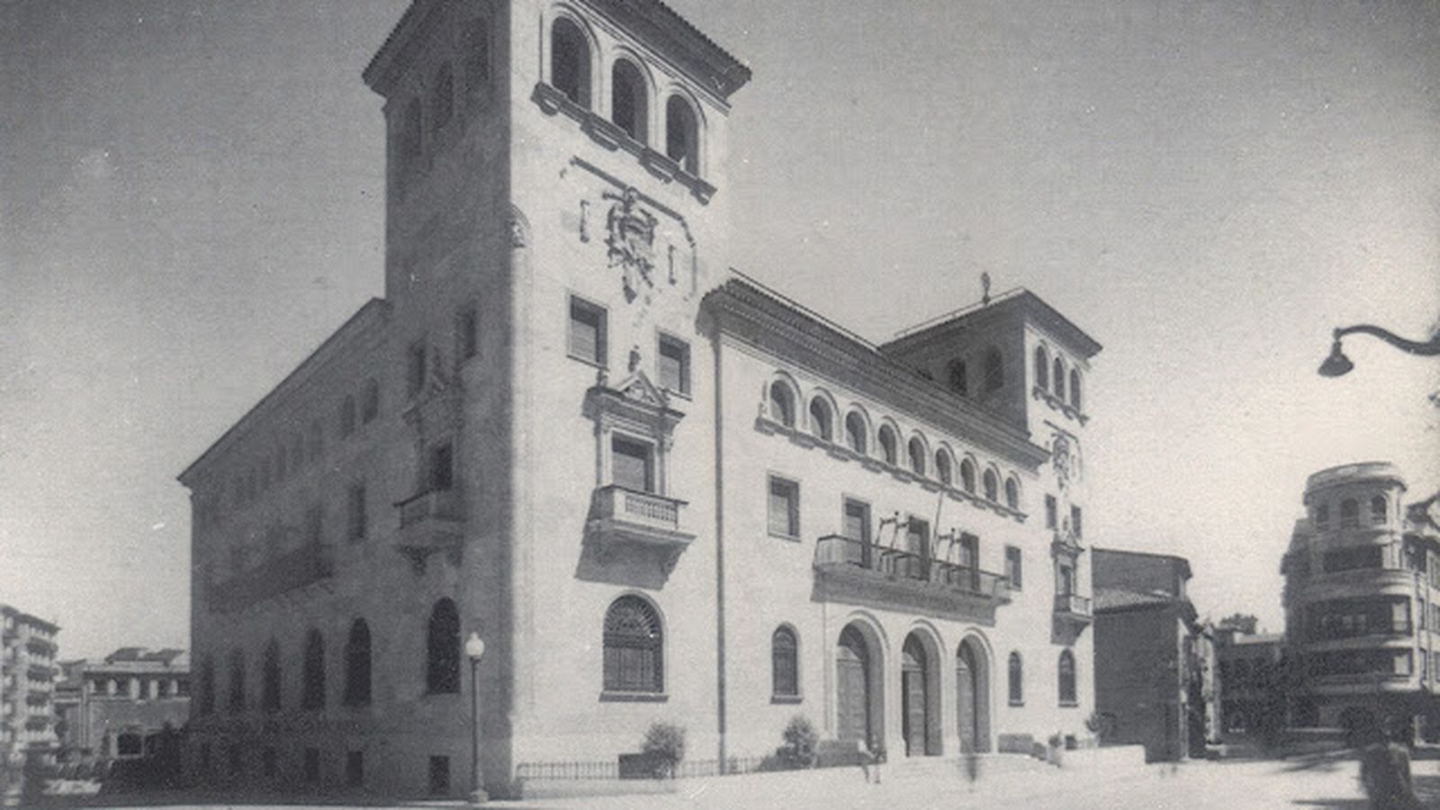 De Banco de España a Centro Internacional de la lengua Española. Fotografía de C. León, 1942