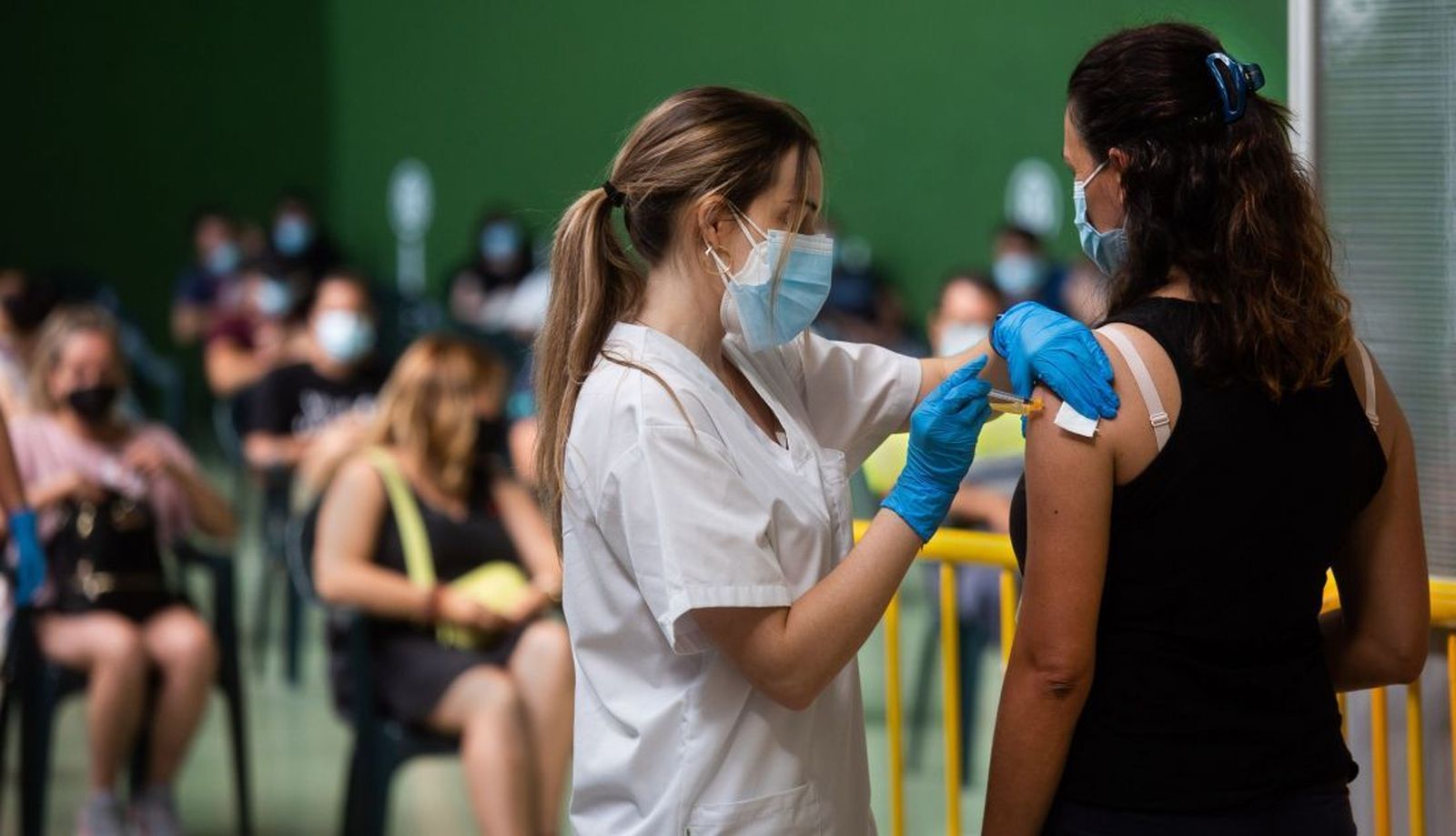 Una mujer recibe la vacuna contra la COVID-19