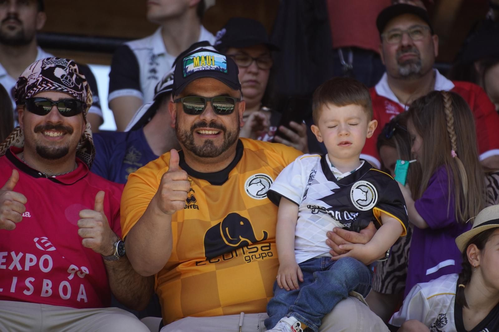 Gran ambiente en la grada para ver el partido entre Zamora - Unionistas en el Estadio Ruta de la Plata