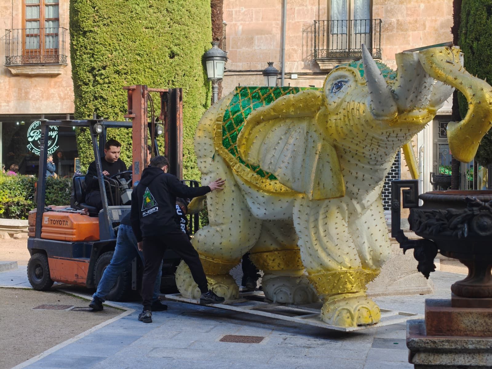Elefante oriental en la plaza de la Libertad