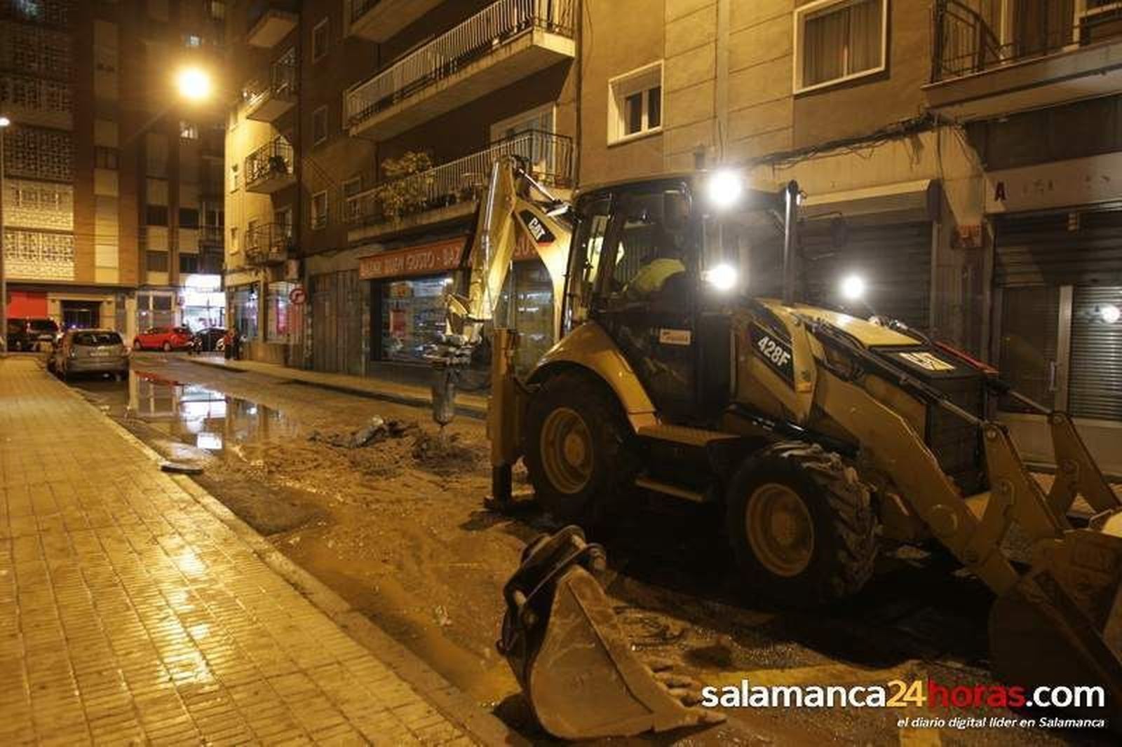 Un reventón inunda la calle Orquídea