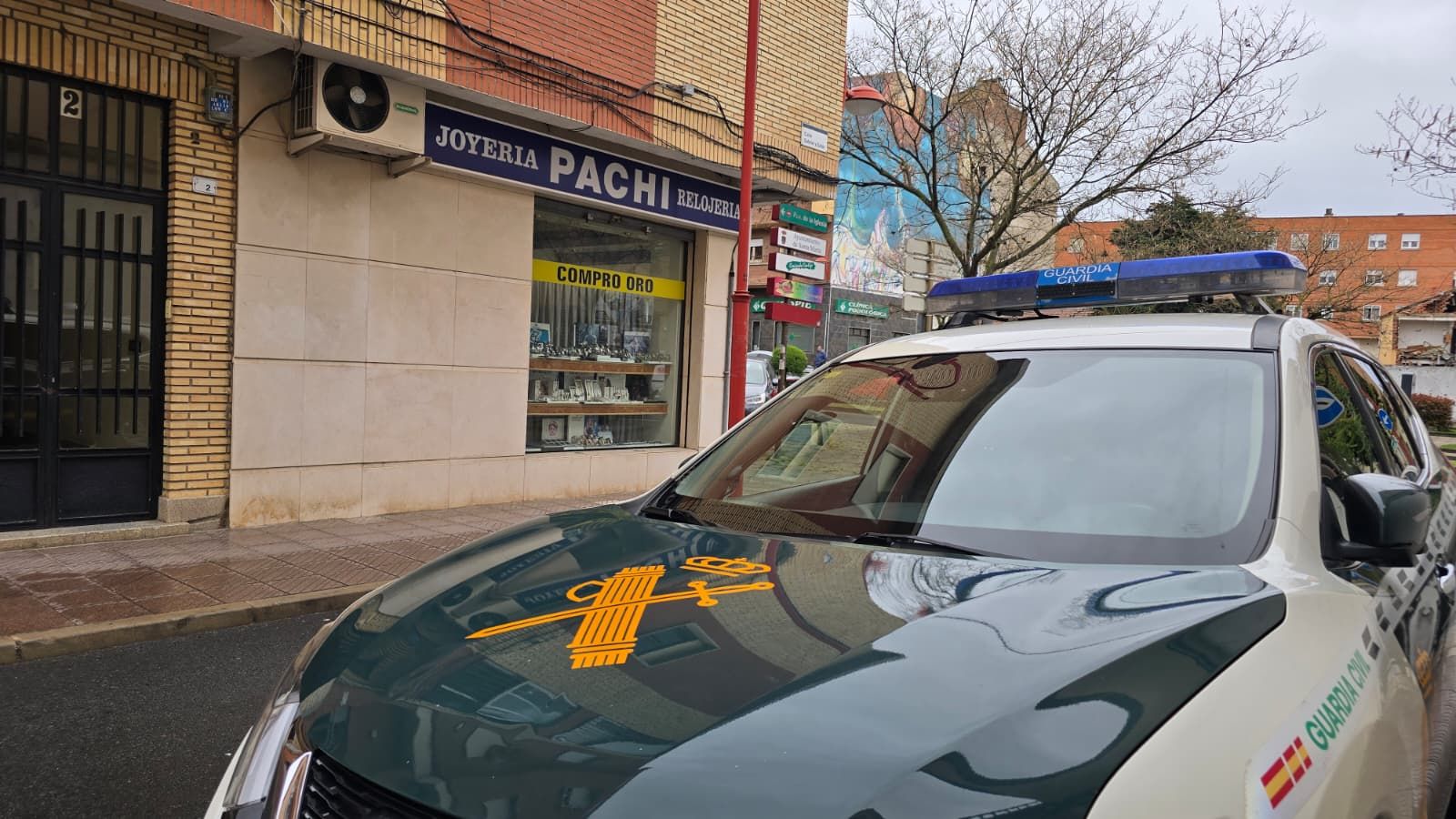 Guardia Civil en la joyería asaltada en Santa Marta