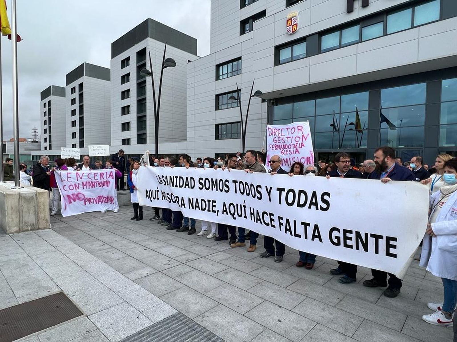 Concentración de los trabajadores de mantenimiento por la privatización del servicio en el hospital de Salamanca. Fotos S24H (1)