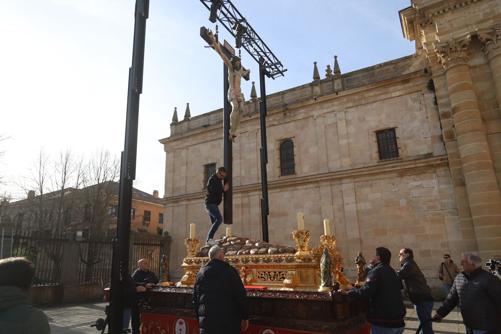 GALERÍA | Colocación del Cristo de las Injurias en su mesa procesional