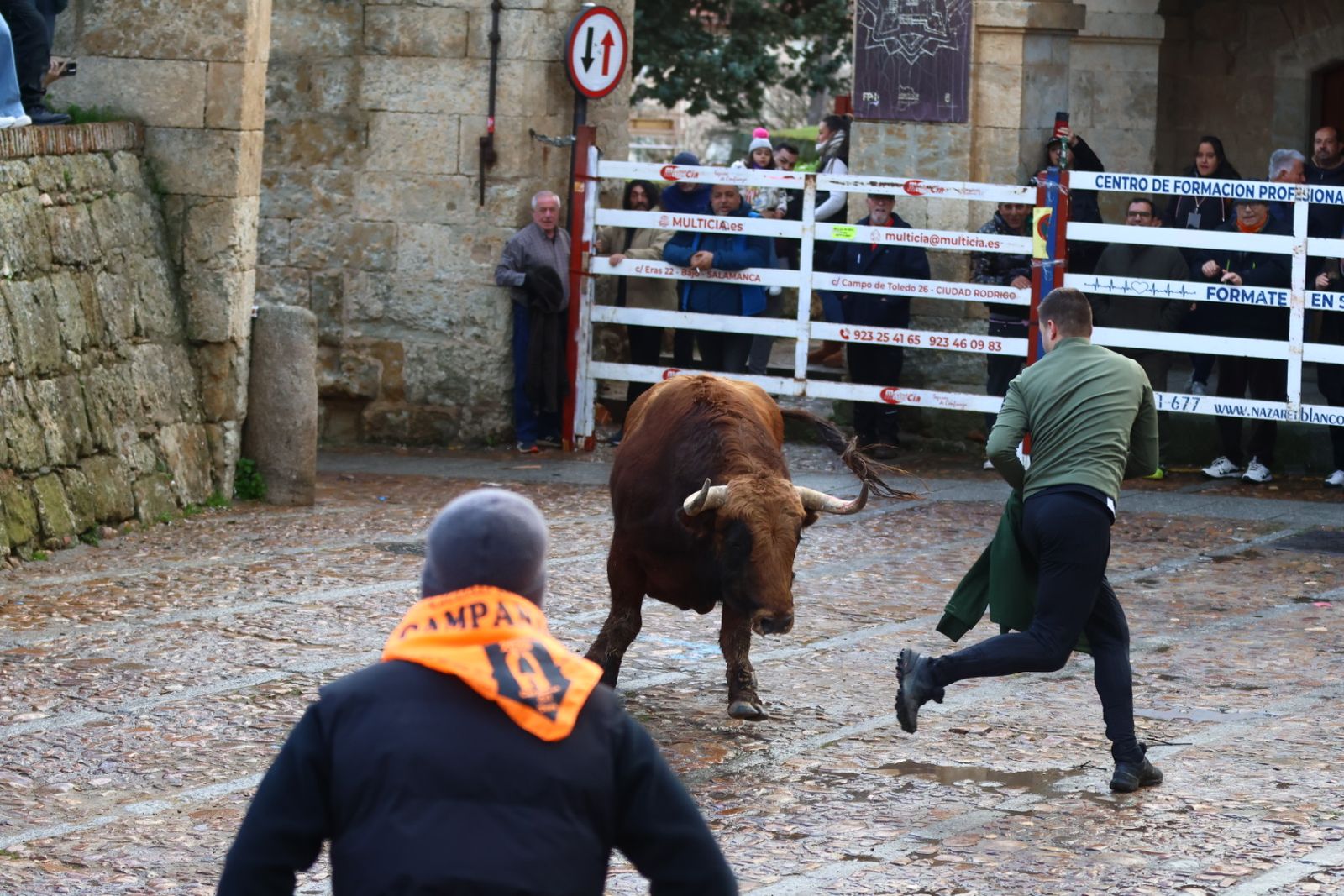 Toro del aguardiente en la mañana de martes del Carnaval del Toro 2026