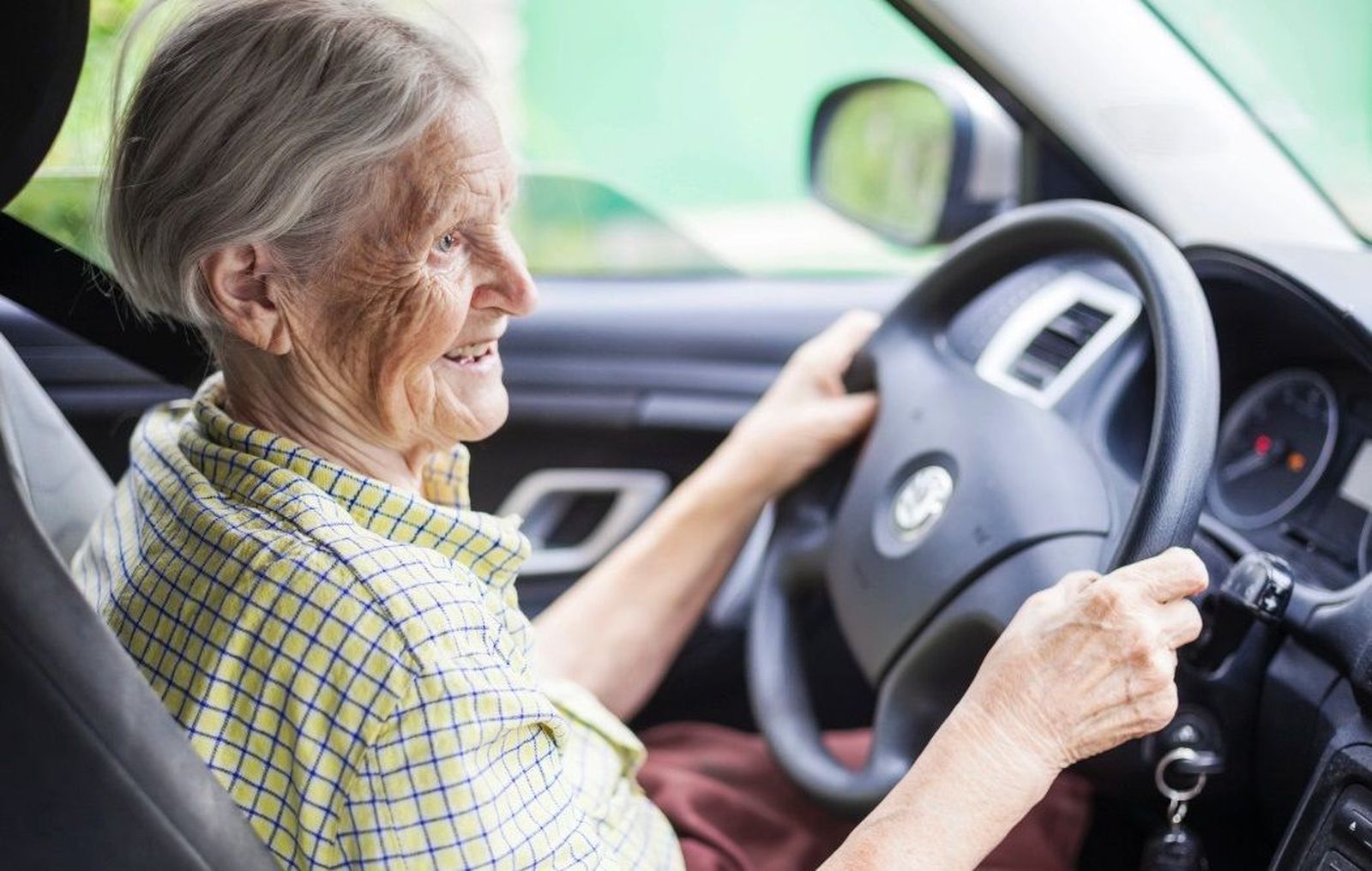 Una mujer de la tercera edad al volante. Foto DGT