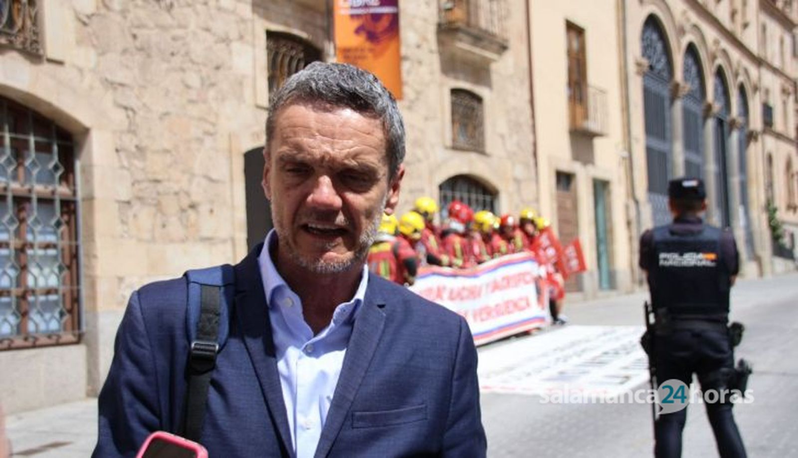 Bomberos de la Diputación se manifiestan en la Plaza Colón 