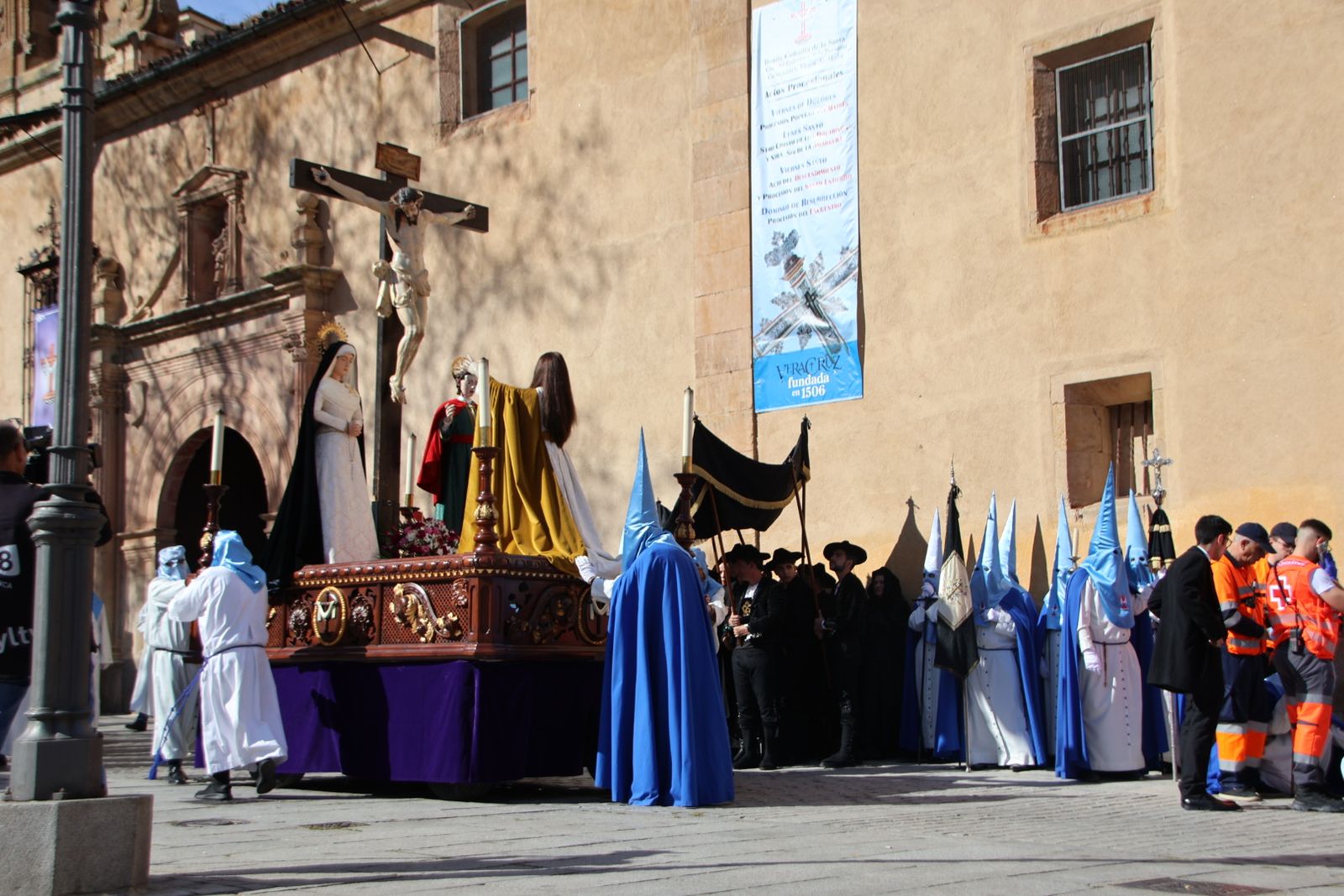 La devoción por el Santo Entierro llena de fe y pasión las calles de Salamanca