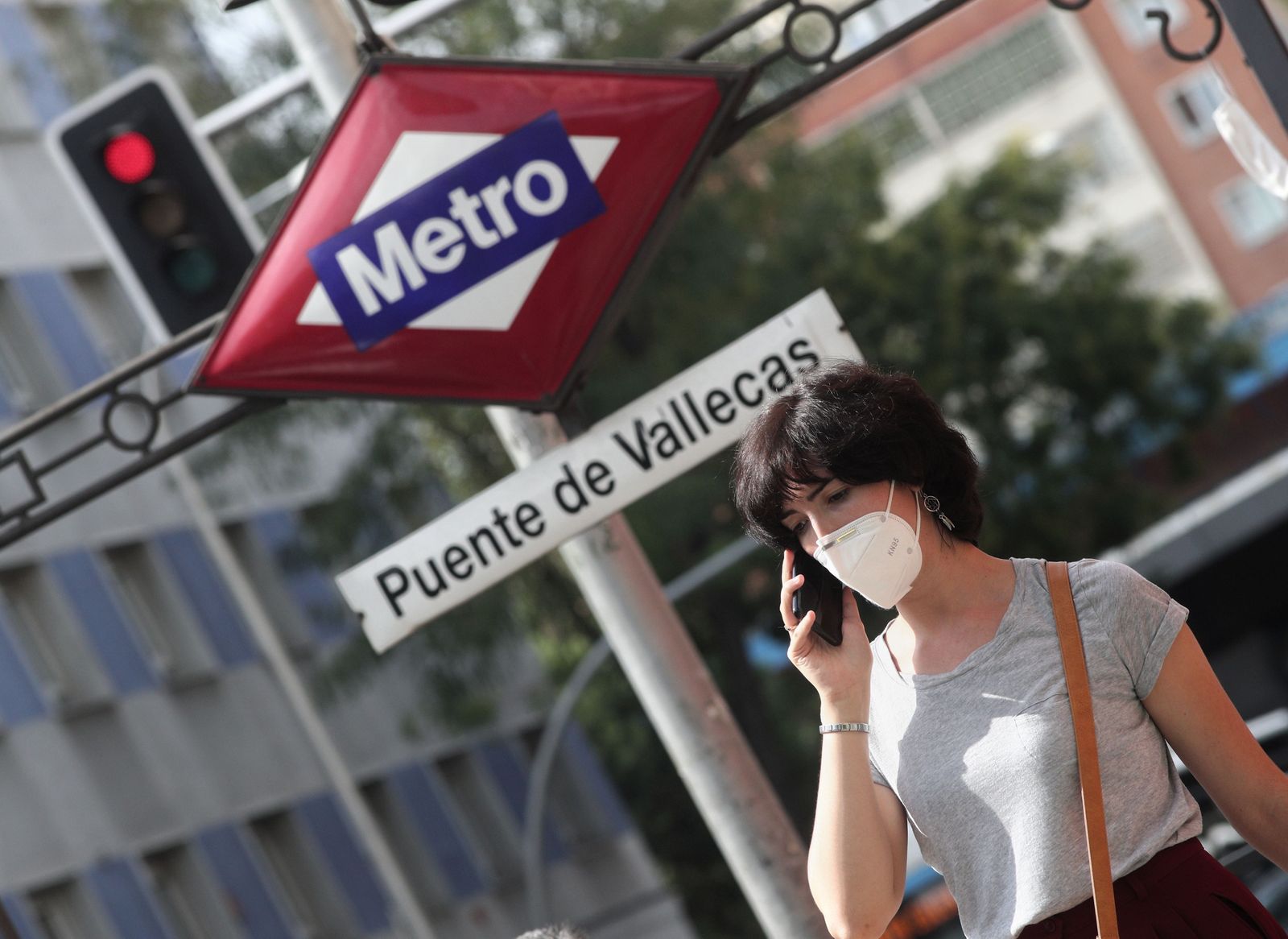 Una mujer pasea al lado del metro de Puente de Vallecas, en Madrid (España), a 16 de septiembre de 2020.