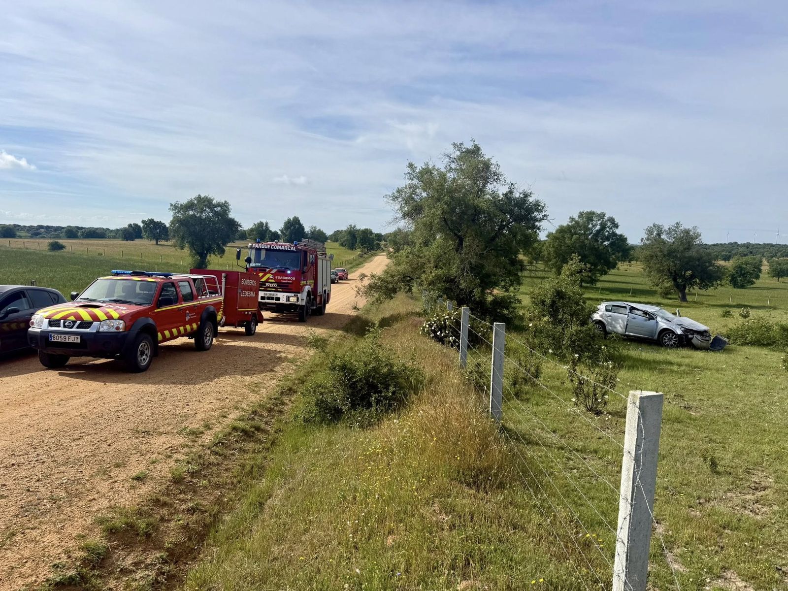 Rescatan a una joven atrapada en su coche en un camino forestal de Zamayón
