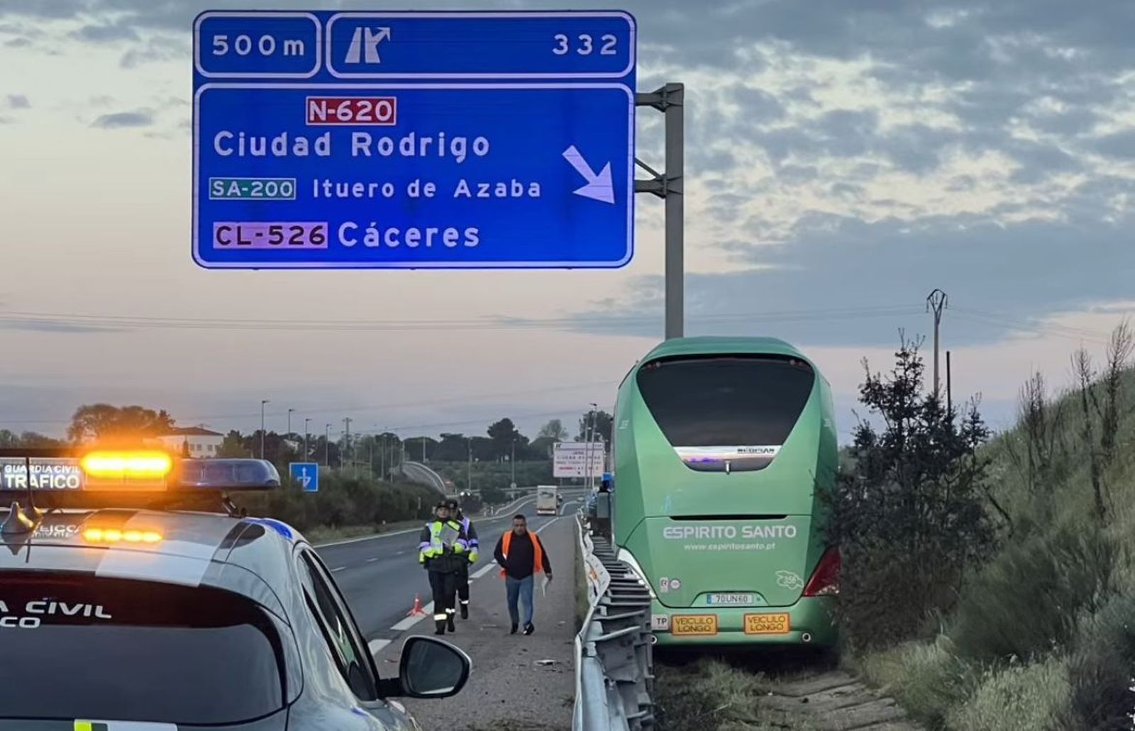 La Guardia Civil socorre a los ocupantes de un autobús tras un accidente en la A-62 a la altura de Ciudad Rodrigo. Guardia Civil