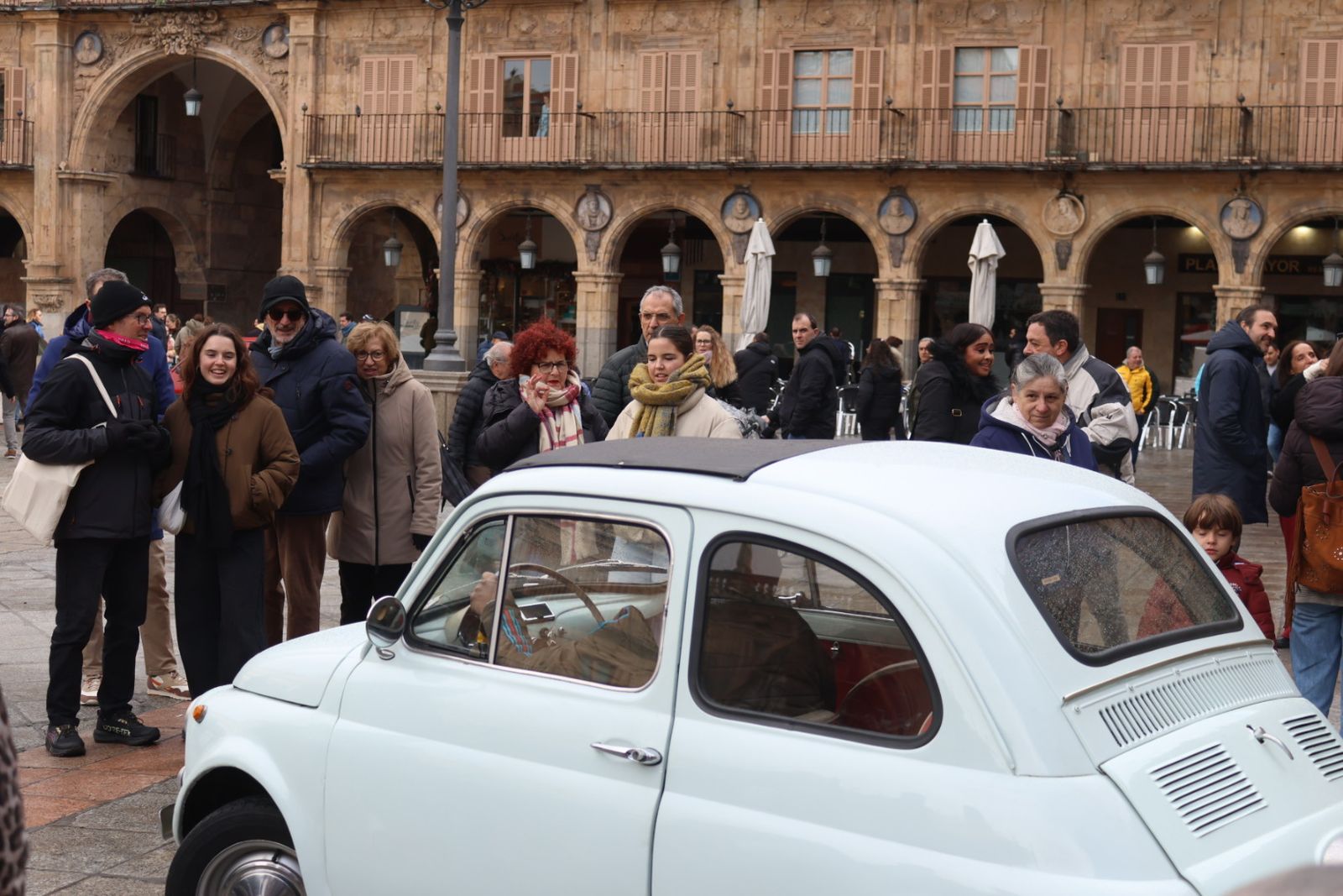 Exposición vehículos Día del Guardia Urbano en la Plaza Mayor de Salamanca