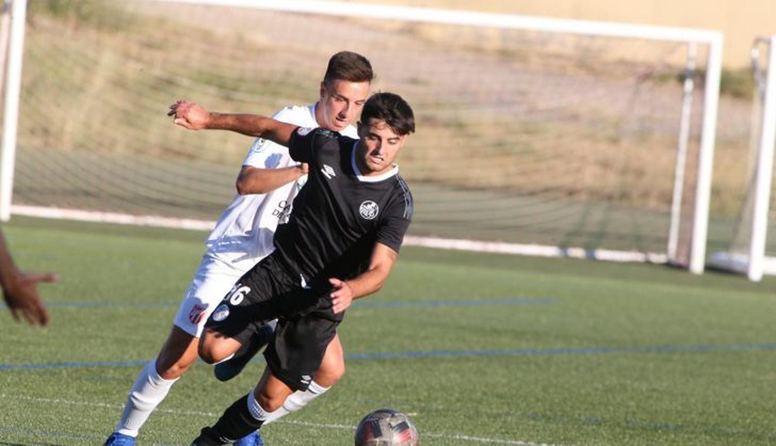 Iban Ribeiro, en un choque ante el Santa Marta / FOTO SALAMANCA24HORAS.COM